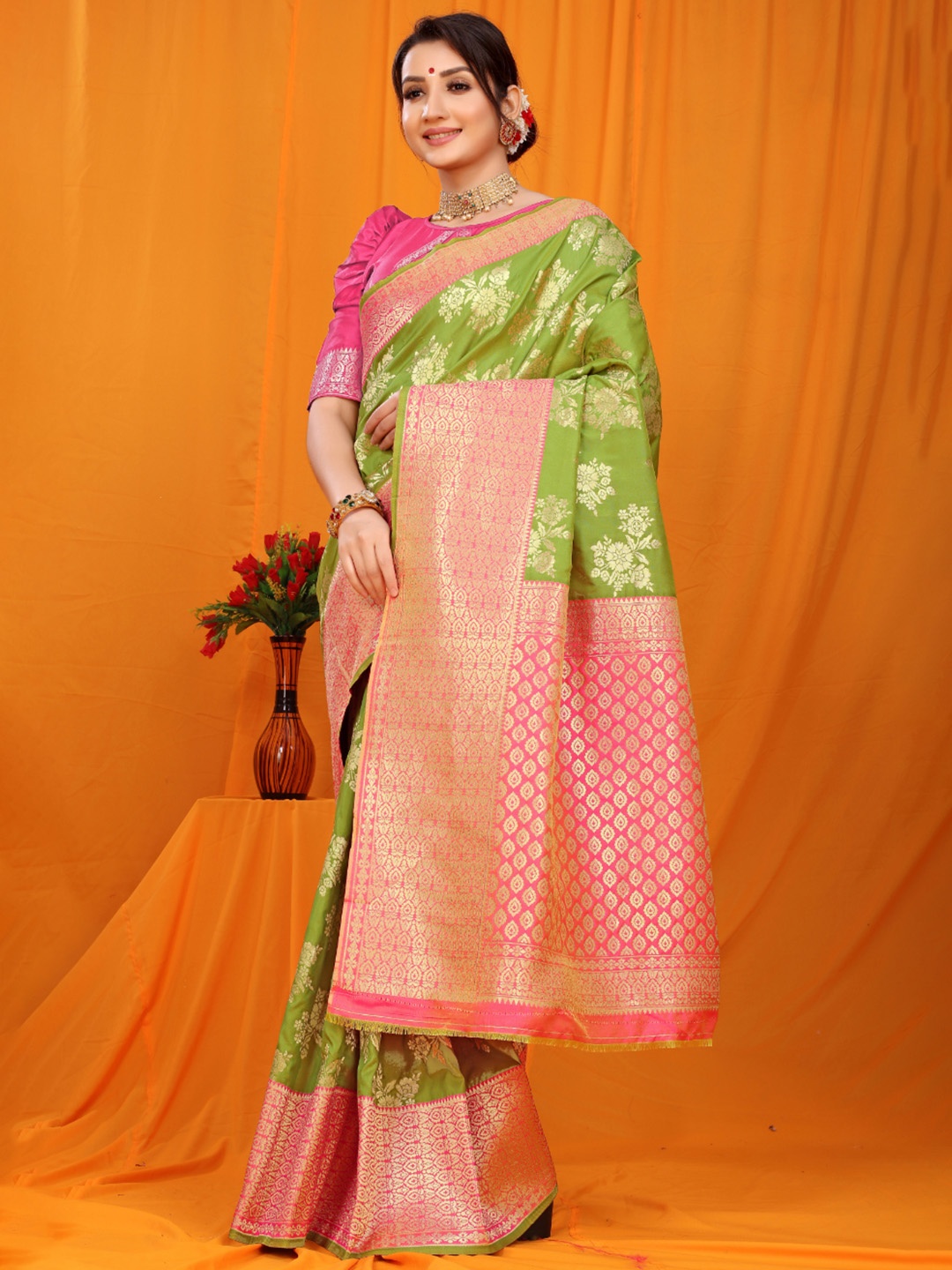 

Royal Rajgharana Saree Woven Design Zari Pure Silk Banarasi Sarees, Green