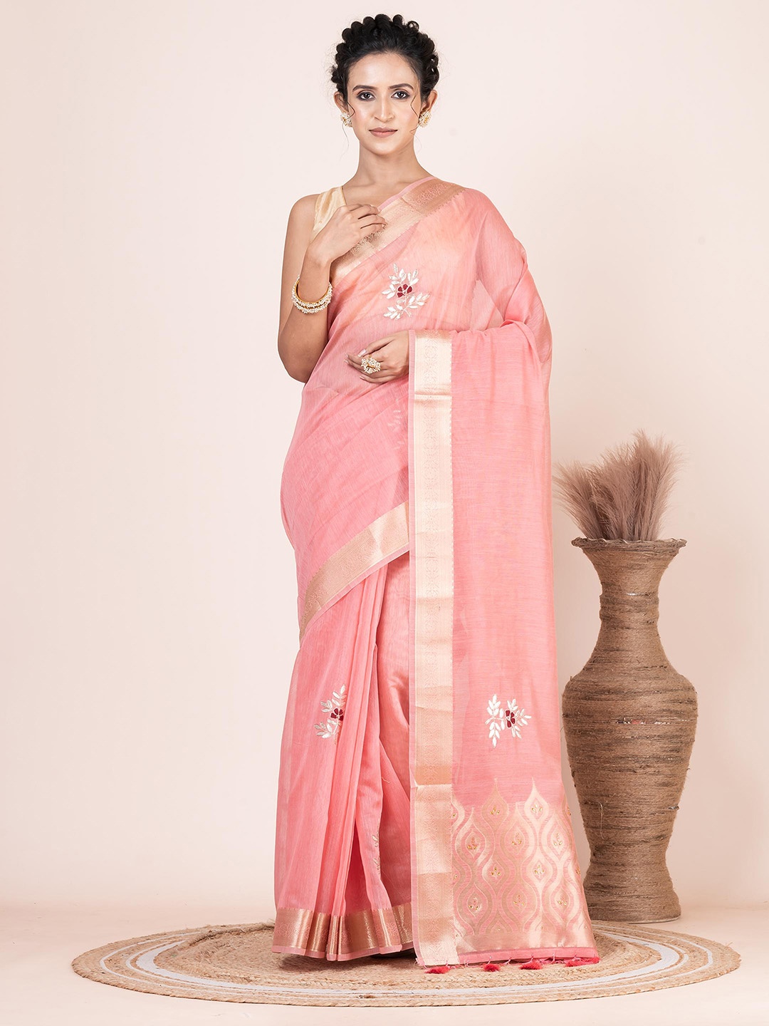 

VIBHAVARI Embellished Sequinned Silk Cotton Saree, Peach