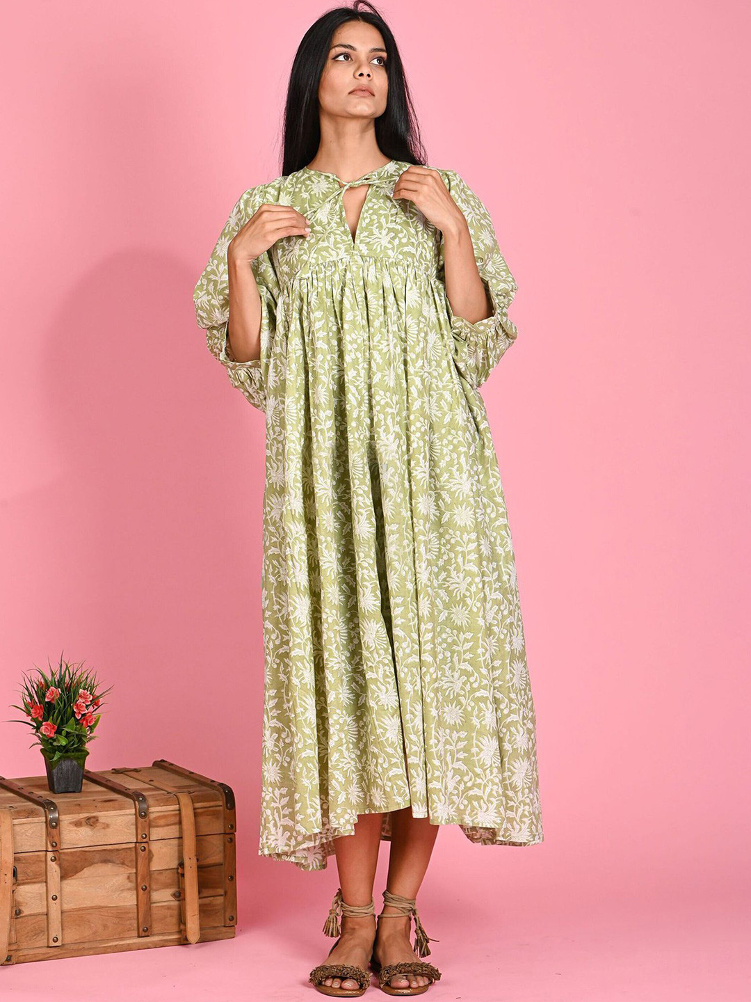 

StyleCast x Revolte Tropical Print Keyhole Neck A-Line Midi Dress, Green