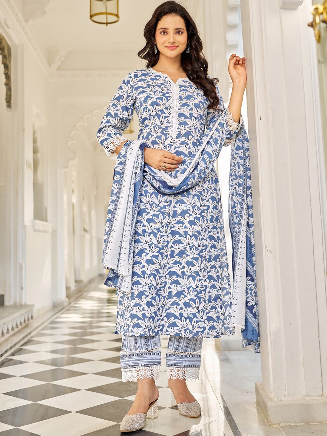 

VIBE VISION Women Floral Printed Regular Kurta with Trousers & With Dupatta, Blue