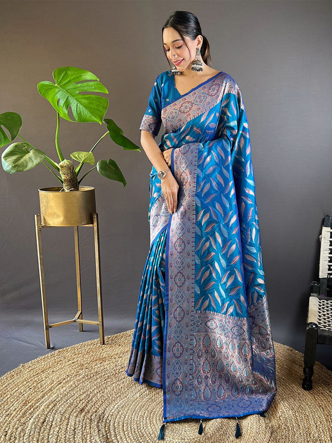 

DEVATITHI Woven Design Zari Silk Blend Banarasi Saree, Blue