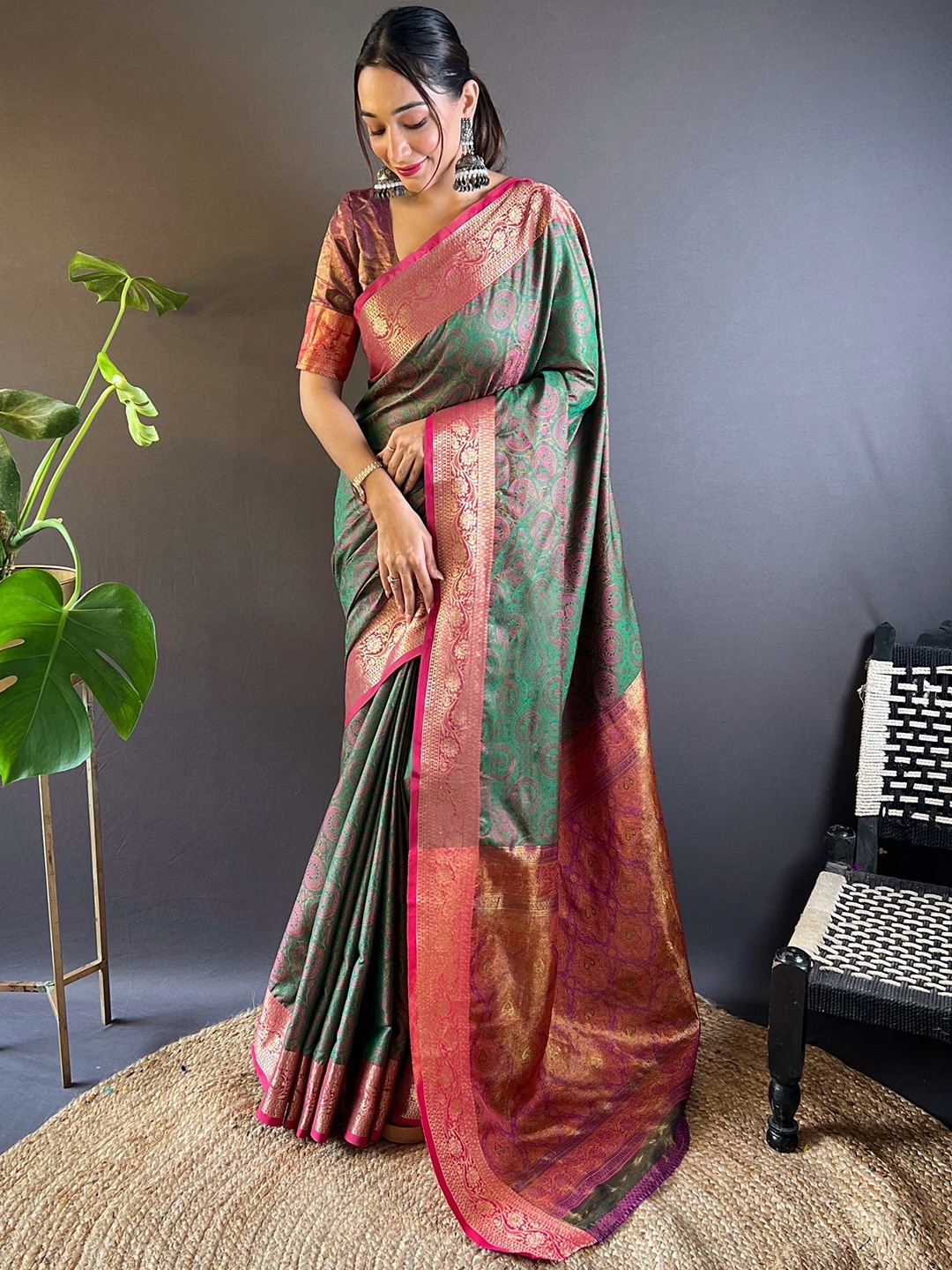 

DEVATITHI Woven Design Zari Silk Blend Banarasi Saree, Green