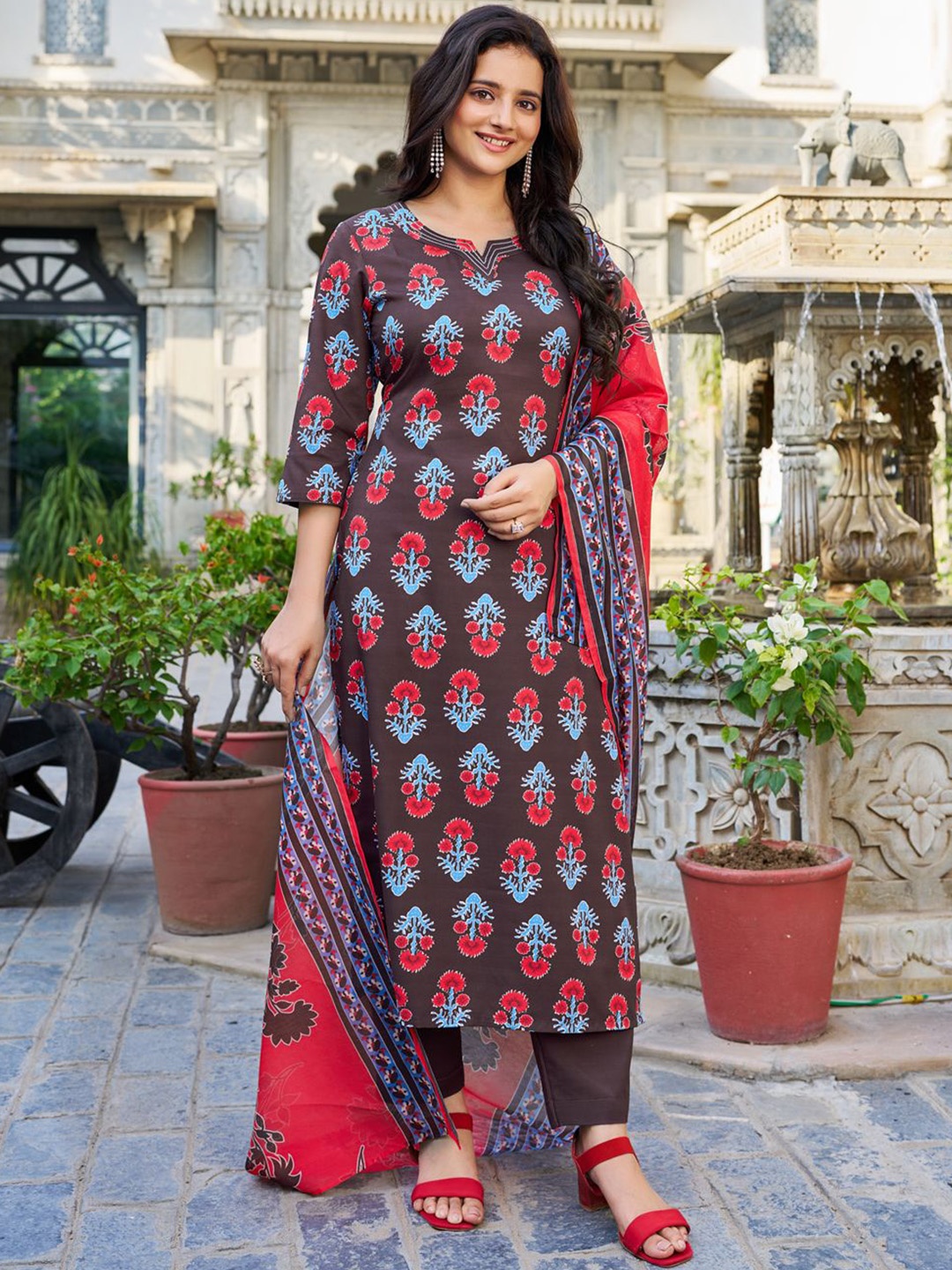 

VIBE VISION Women Floral Printed Regular Kurta with Trousers & With Dupatta, Brown