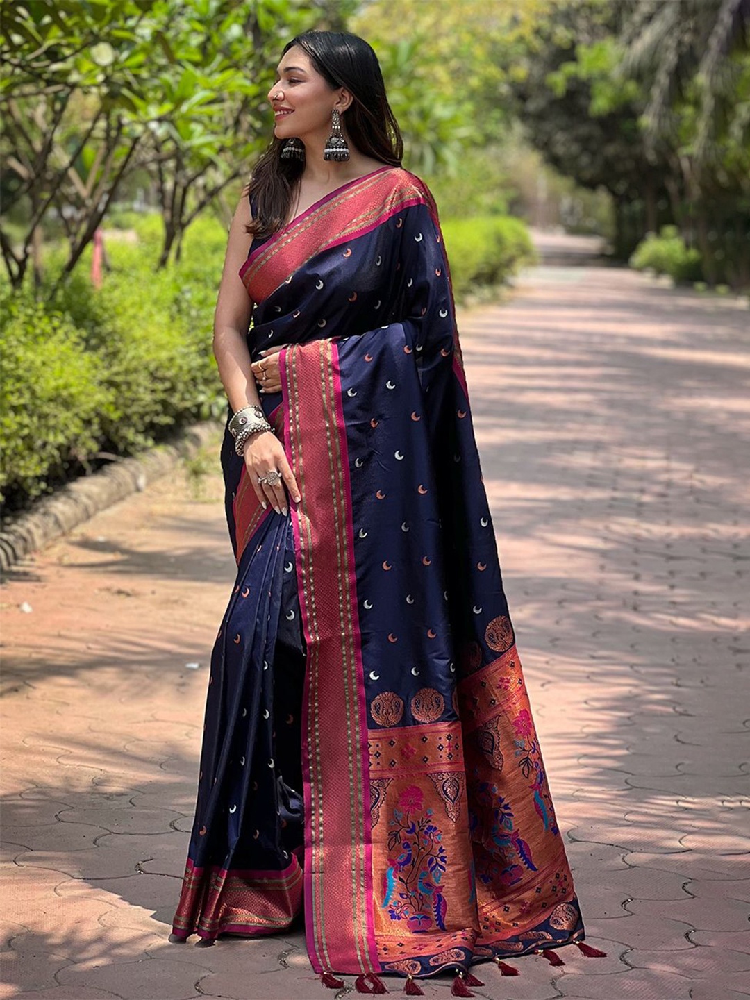 

DEVATITHI Woven Design Zari Silk Blend Paithani Saree, Navy blue