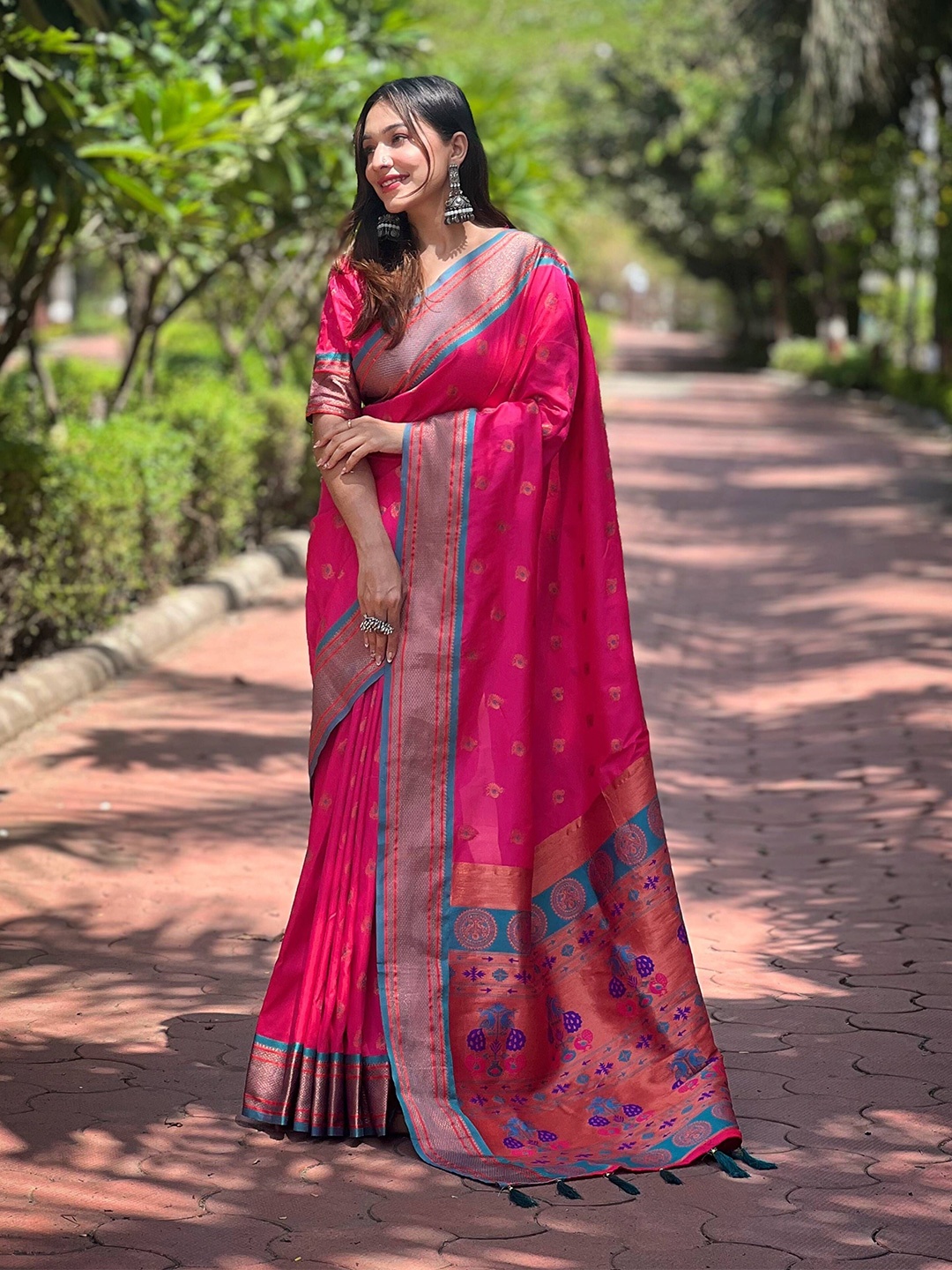 

DEVATITHI Woven Design Zari Silk Blend Paithani Saree, Pink