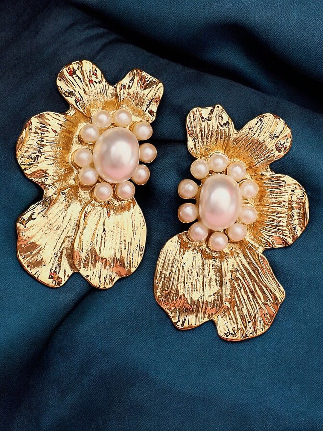 

DressBerry Gold Toned Floral Pearls Studs