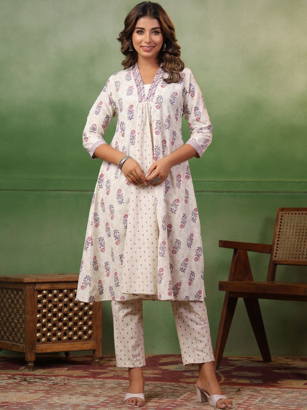 

Span Women Floral Printed Regular Kurta with Trousers, White