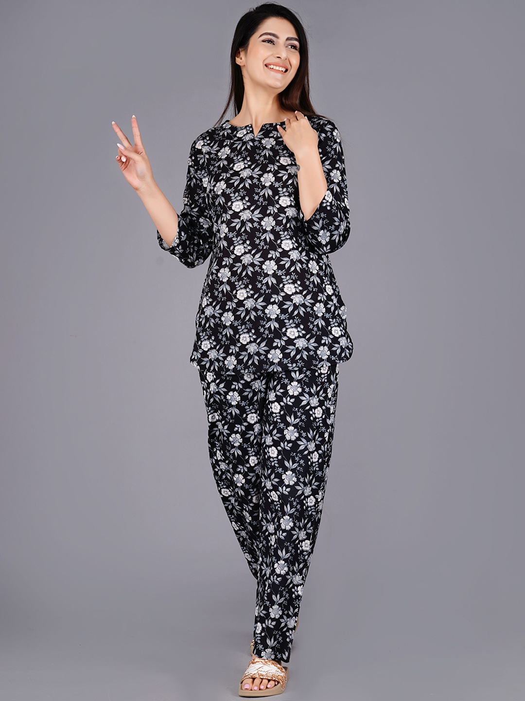 

MISS REKHA Women Printed Night suit, Black
