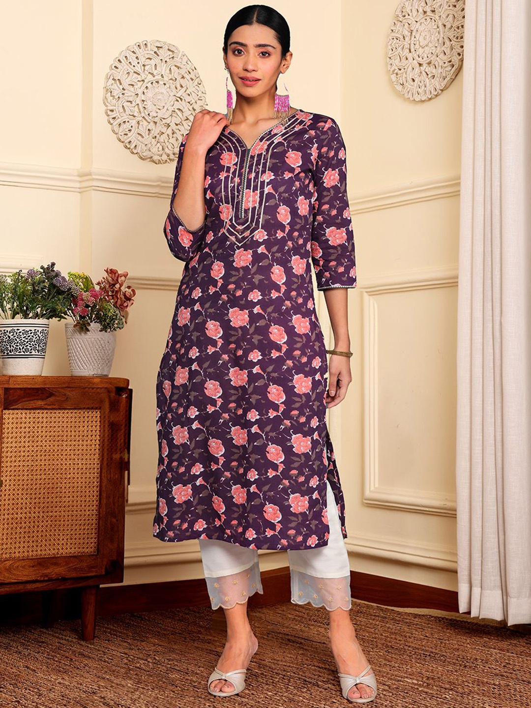 

Varanga Floral Printed Gotta Patti Cotton Straight Kurta, Magenta