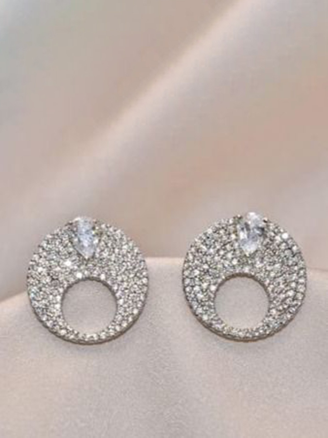 

Luxevogue Contemporary Studs Earrings, White