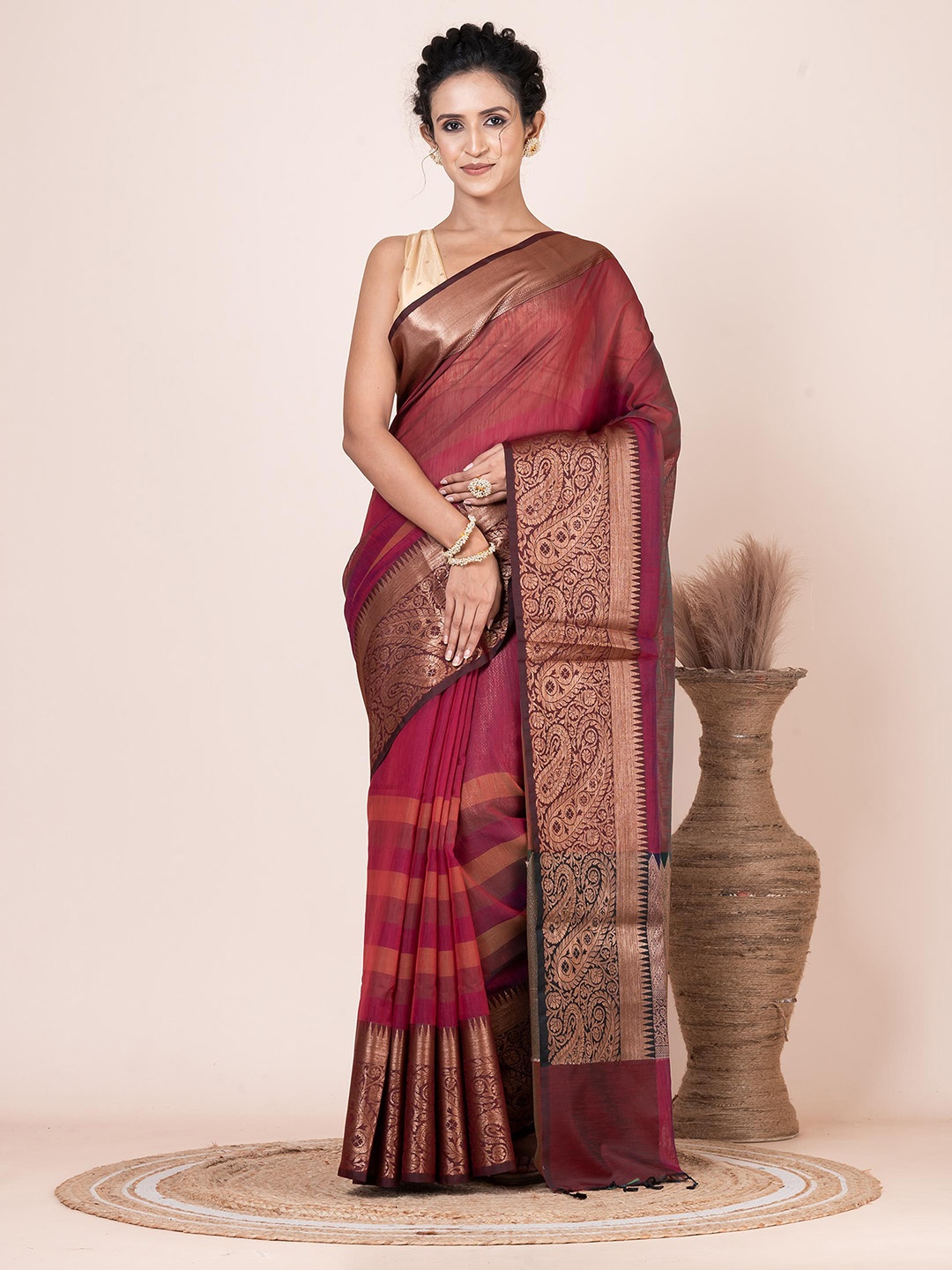 

VIBHAVARI Zari Silk Blend Saree, Red