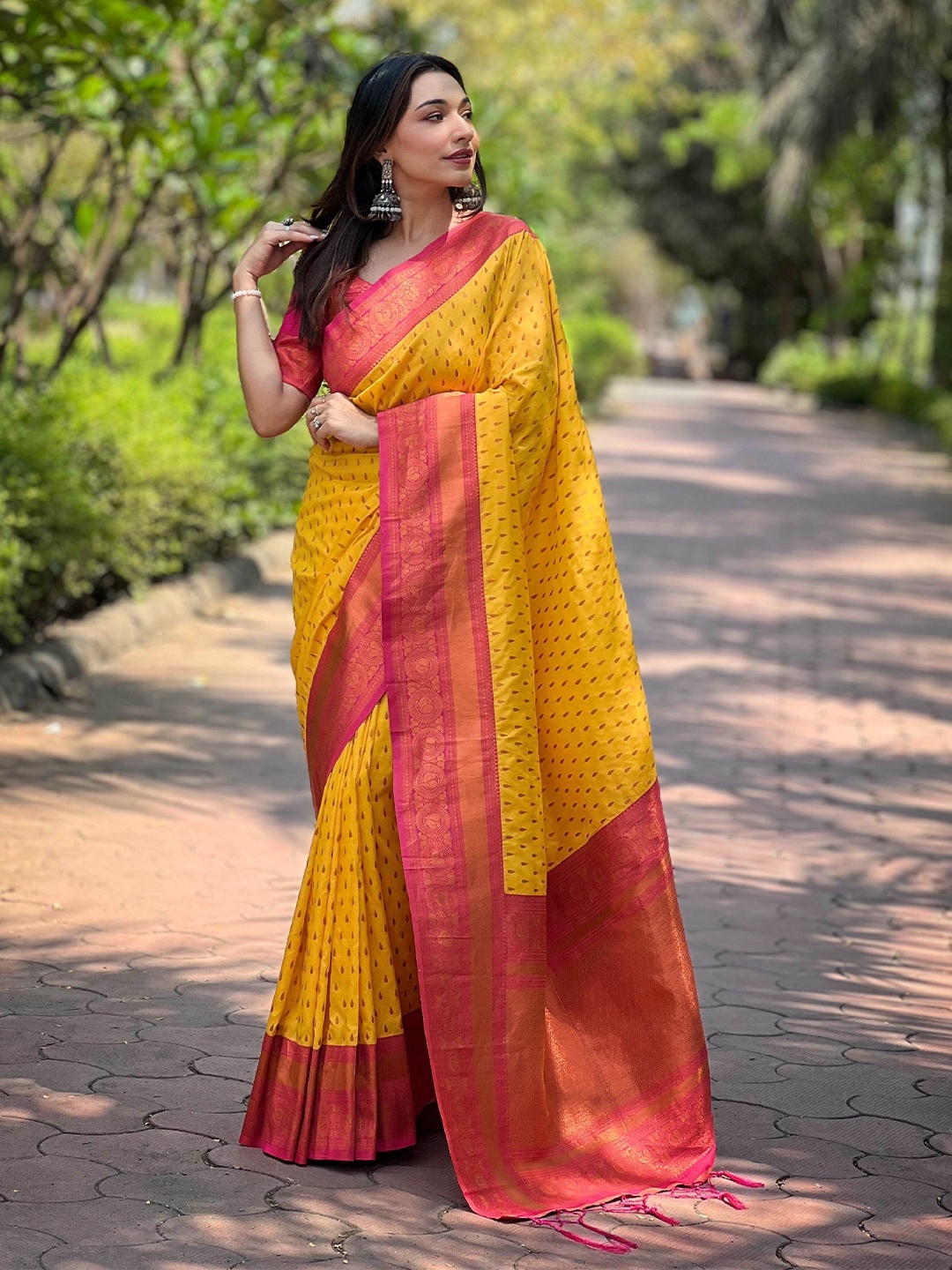 

DEVATITHI Woven Design Zari Silk Blend Paithani Saree, Yellow