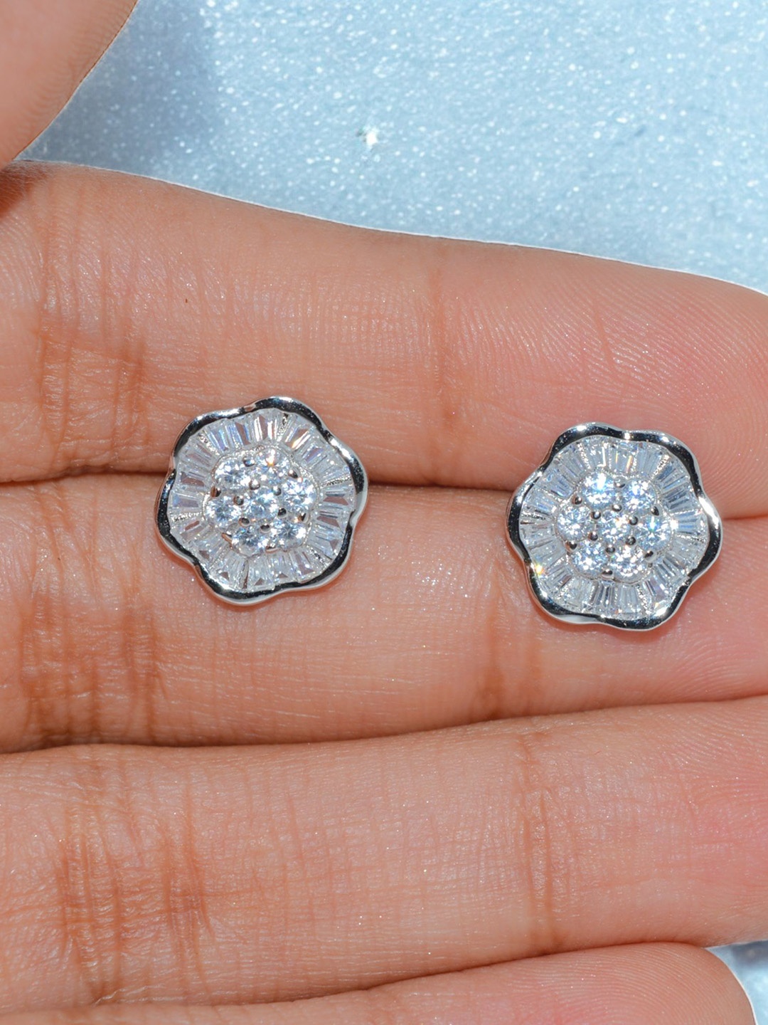 

Luxevogue Contemporary Studs Earrings, White