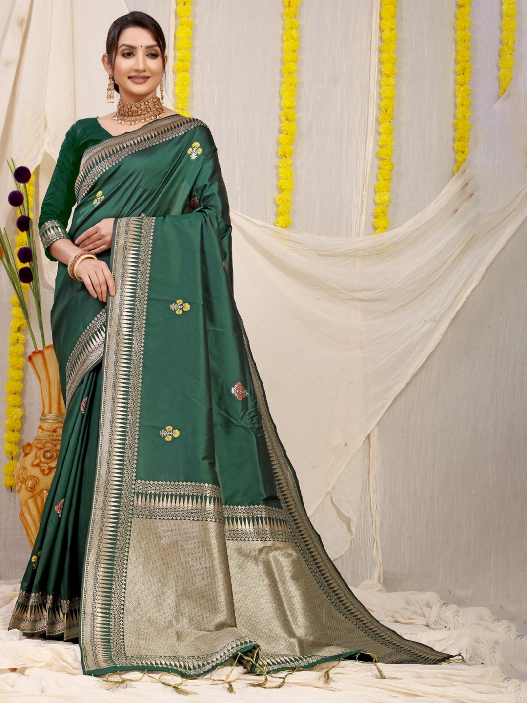 

Royal Rajgharana Saree Woven Design Zari Pure Silk Banarasi Sarees, Green