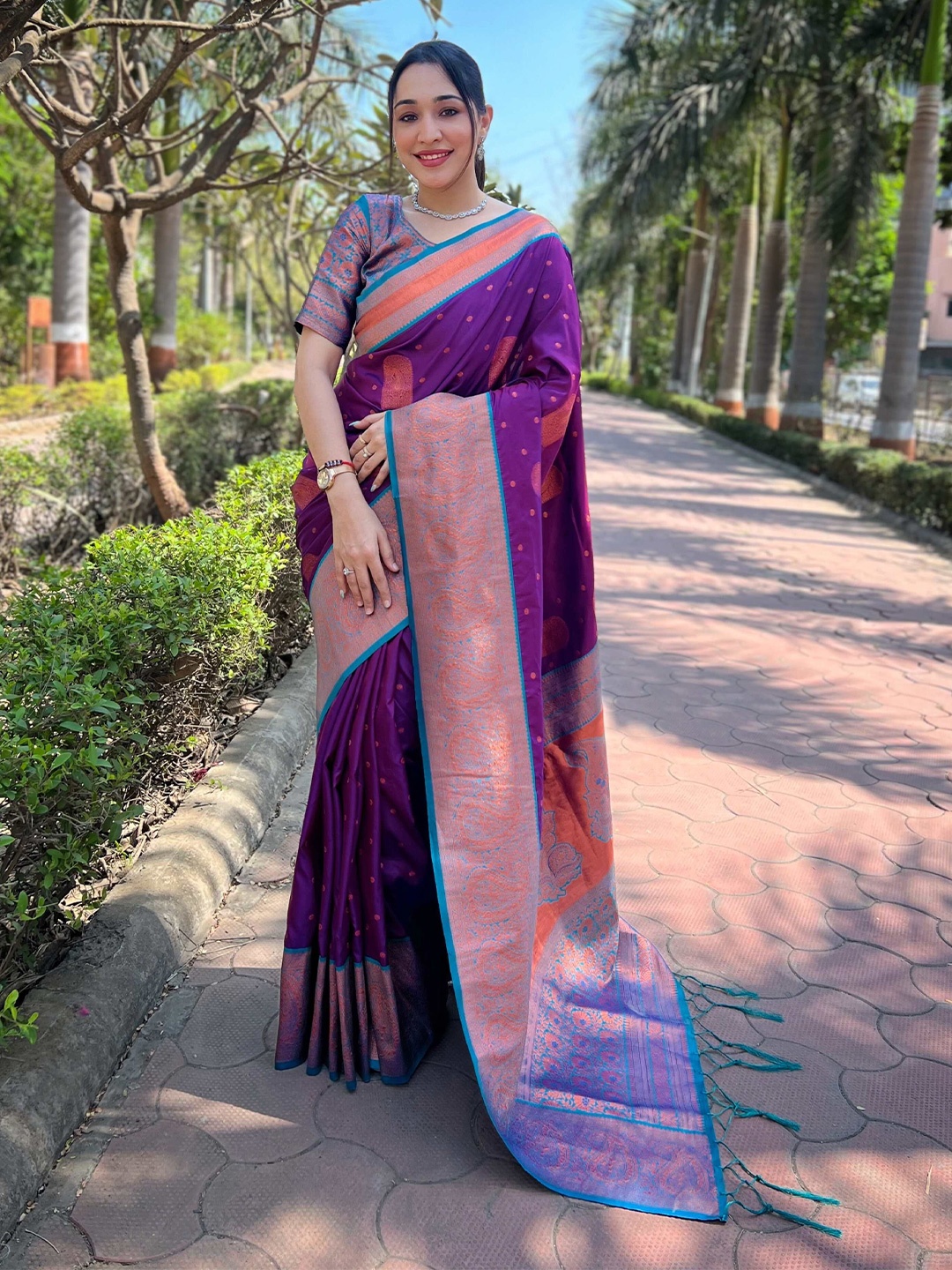 

DEVATITHI Woven Design Zari Silk Blend Banarasi Saree, Purple