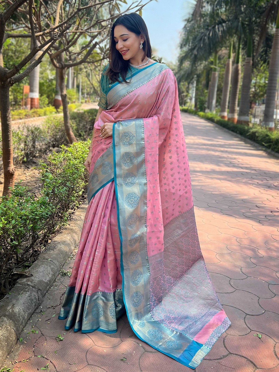 

DEVATITHI Woven Design Zari Silk Blend Kanjeevaram Saree, Pink