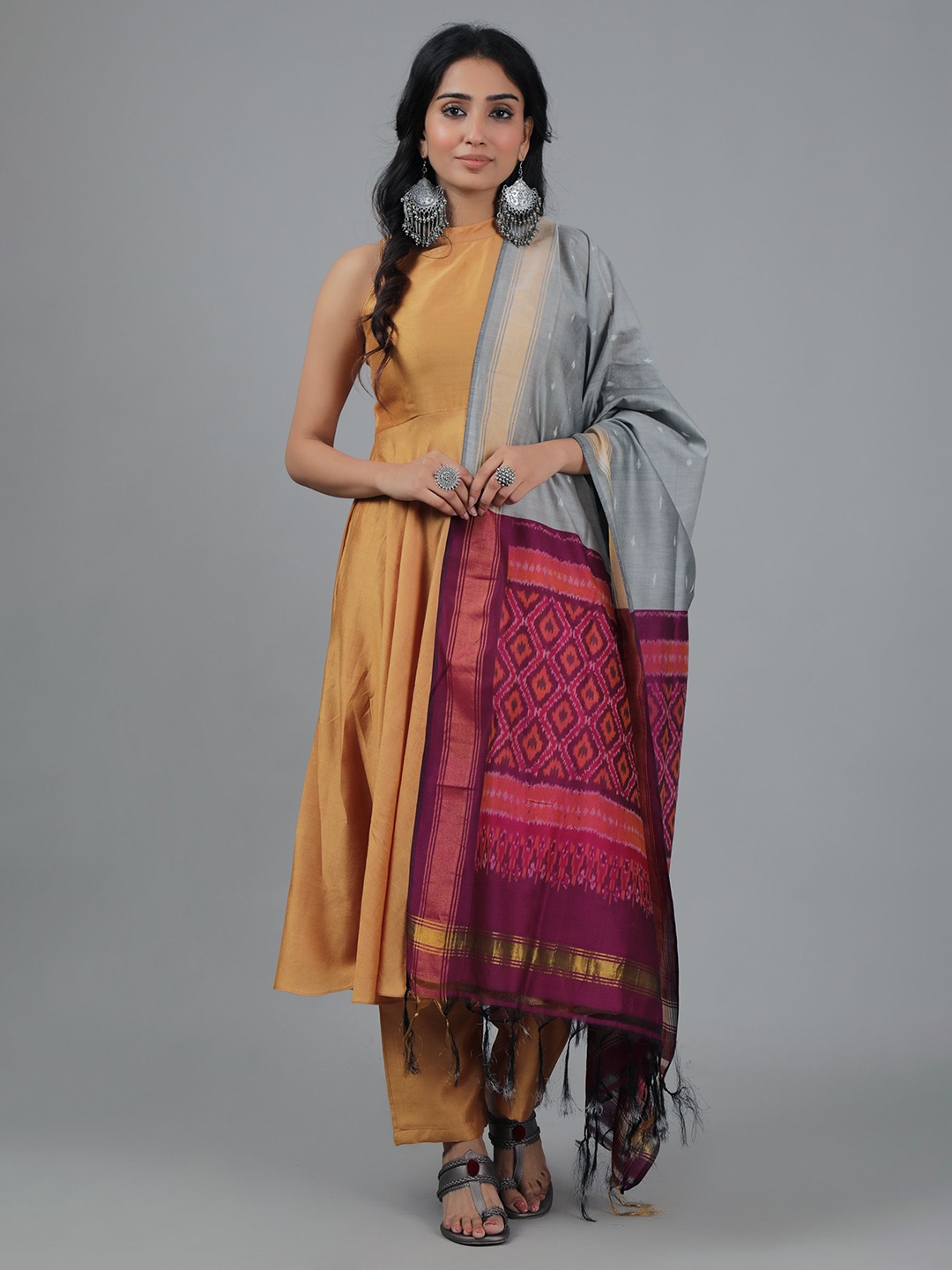 

TJORI Geometric Printed Ikat Cotton Dupatta With Zari, Grey