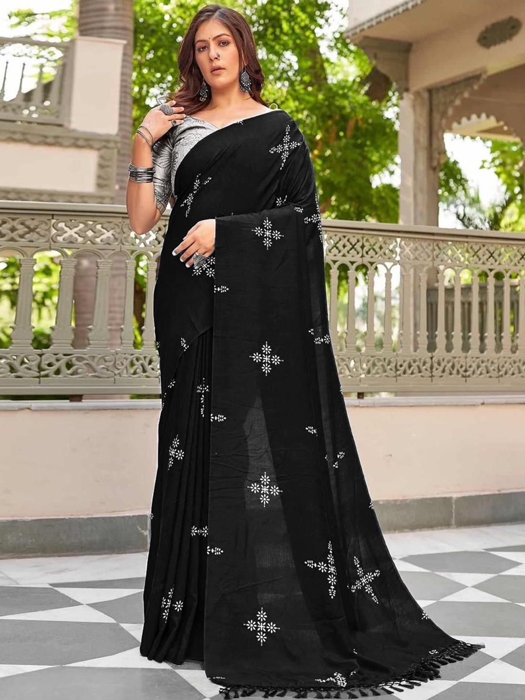 

LADY SHOPI Floral Pure Silk Banarasi Saree, Black