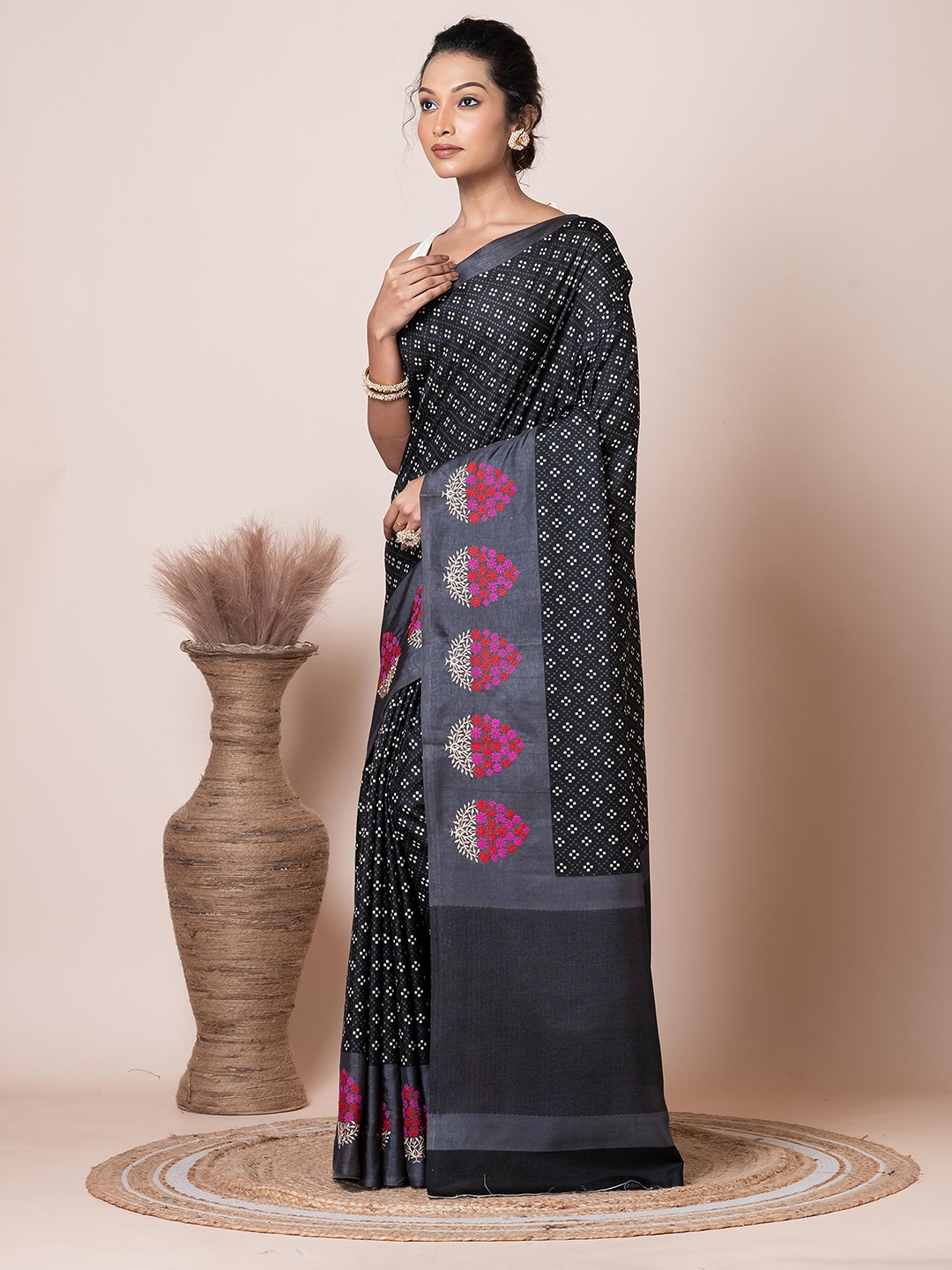 

VIBHAVARI Floral Silk Blend Saree, Black