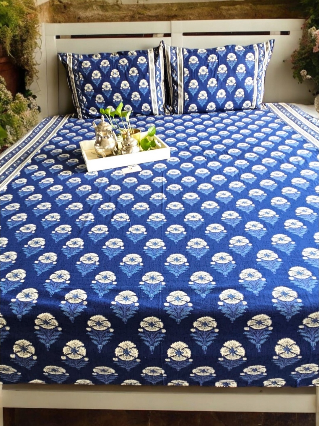 

Feels Like Home Blue & White Floral King Bedsheet with 2 Pillow Covers