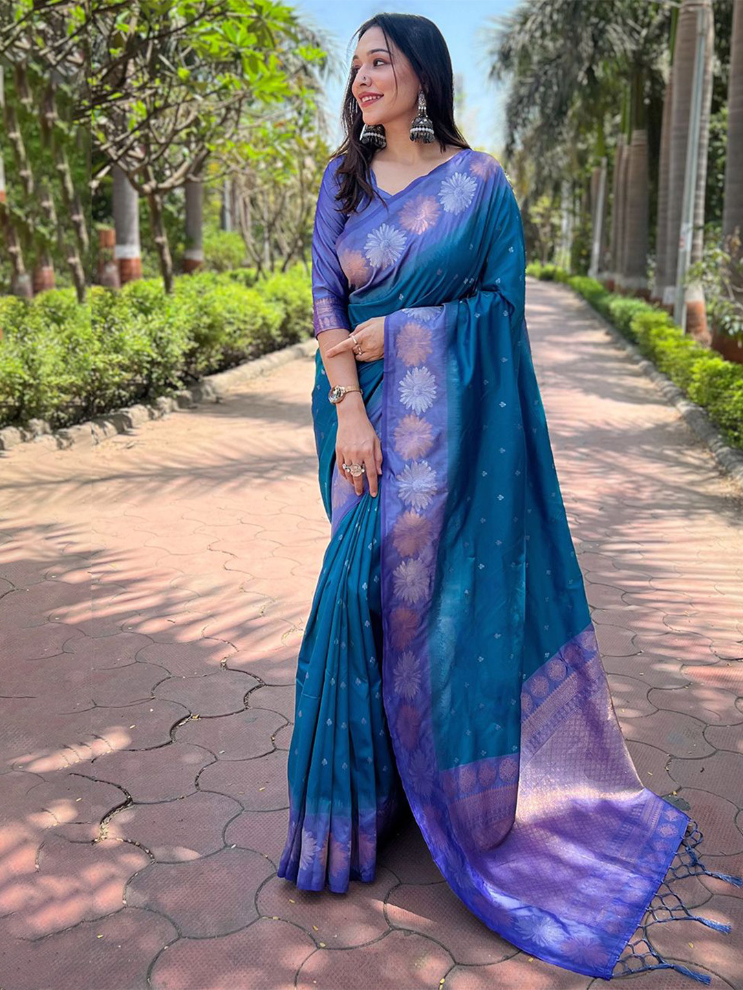 

DEVATITHI Woven Design Zari Silk Blend Banarasi Saree, Navy blue