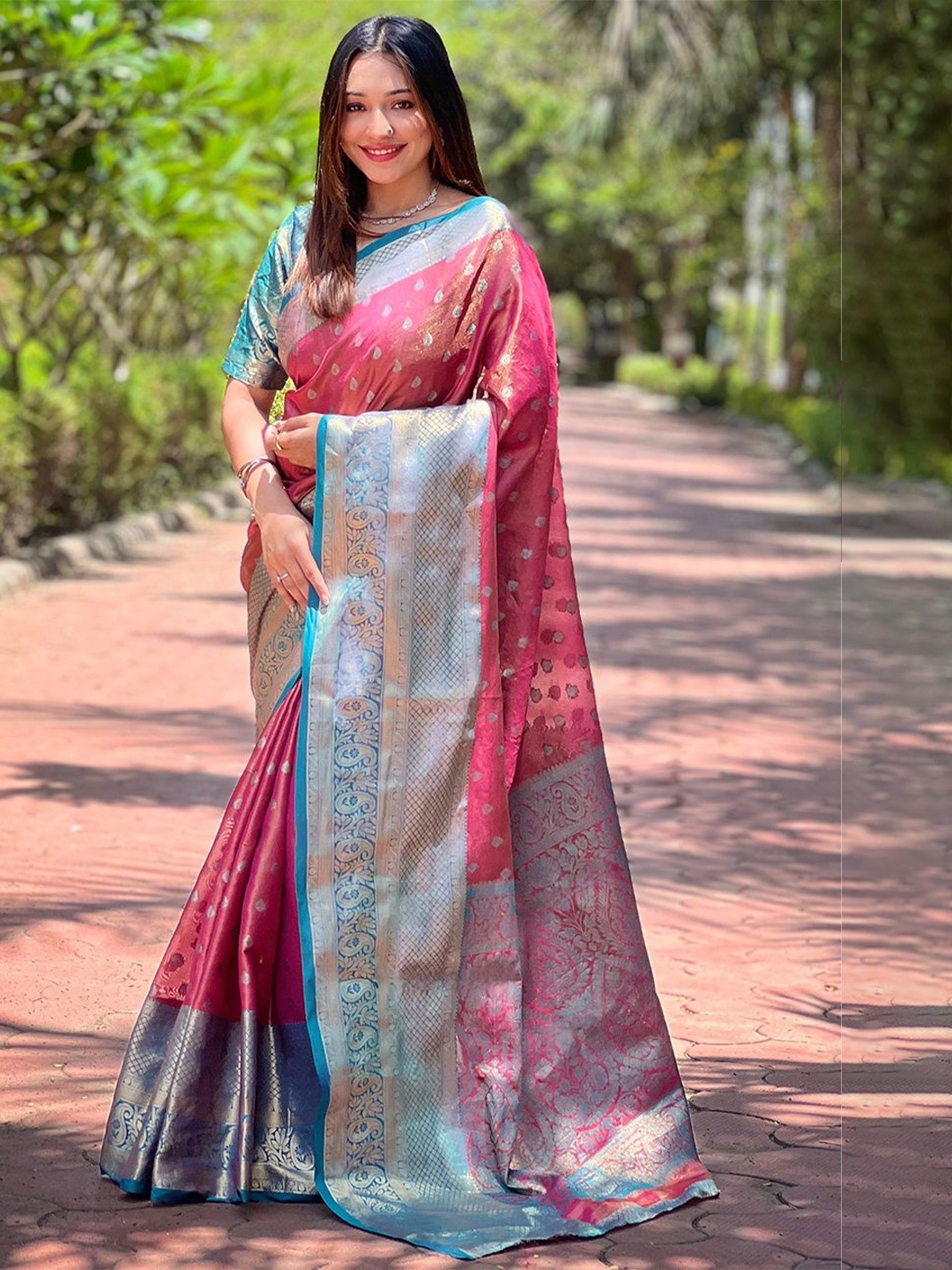 

DEVATITHI Woven Design Zari Silk Blend Kanjeevaram Saree, Maroon