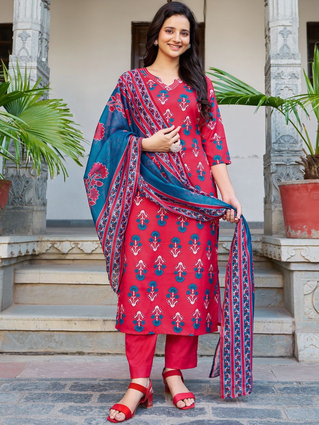 

VIBE VISION Women Floral Printed Regular Kurta with Trousers & With Dupatta, Red