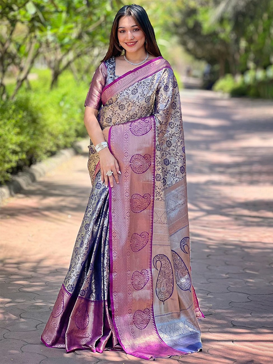 

DEVATITHI Woven Design Zari Silk Blend Kanjeevaram Saree, Lavender