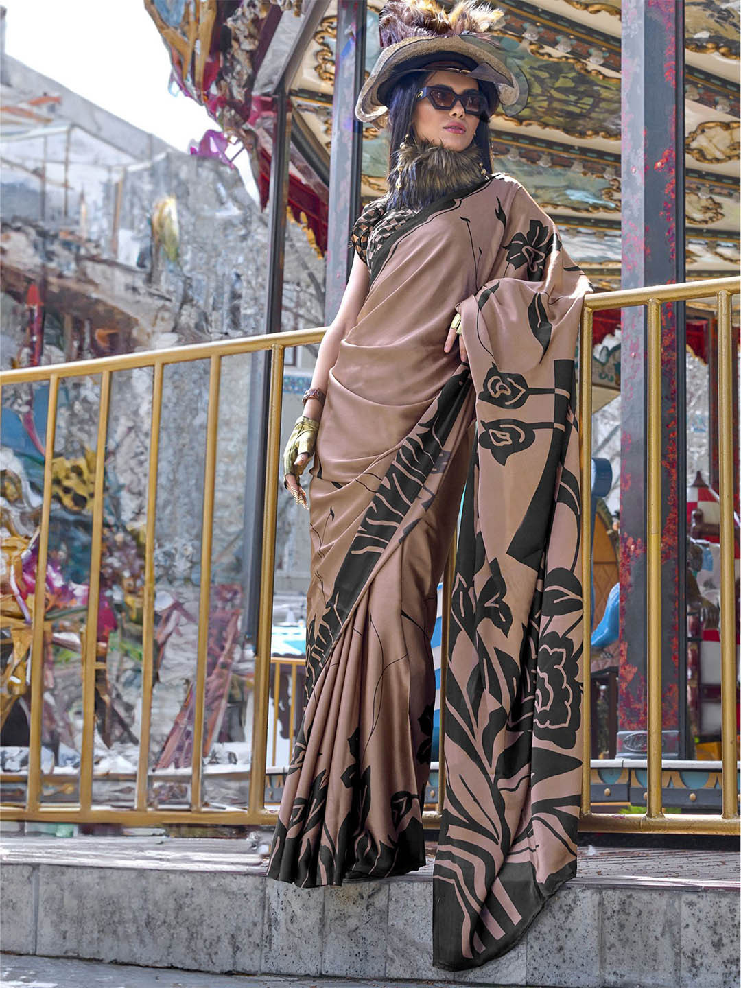 

elora Floral Printed Saree With Unstitched Blouse Piece, Brown