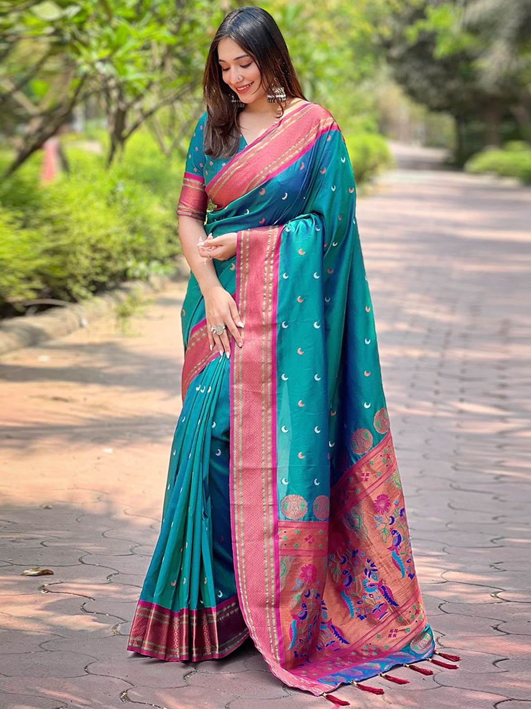 

DEVATITHI Woven Design Zari Silk Blend Paithani Saree, Green