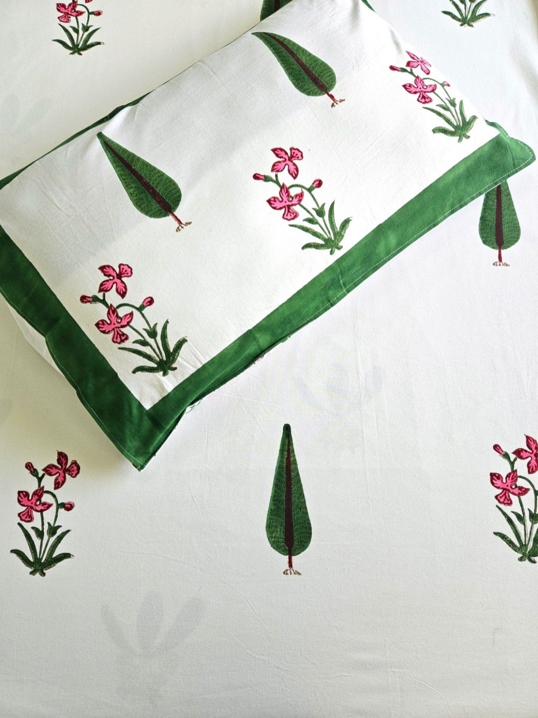 

Feels Like Home White & Green Floral 300 TC King Bedsheet with 2 Pillow Covers