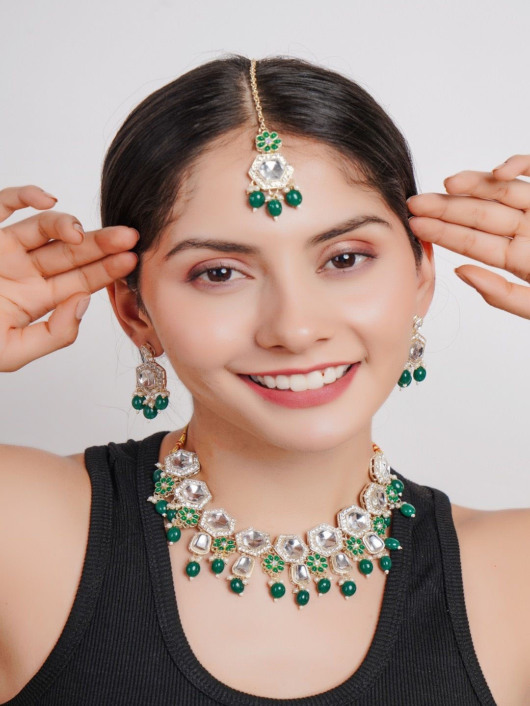 

Divisha Gold-Plated Artificial Stone-Studded & Beaded JewellerySet, Green