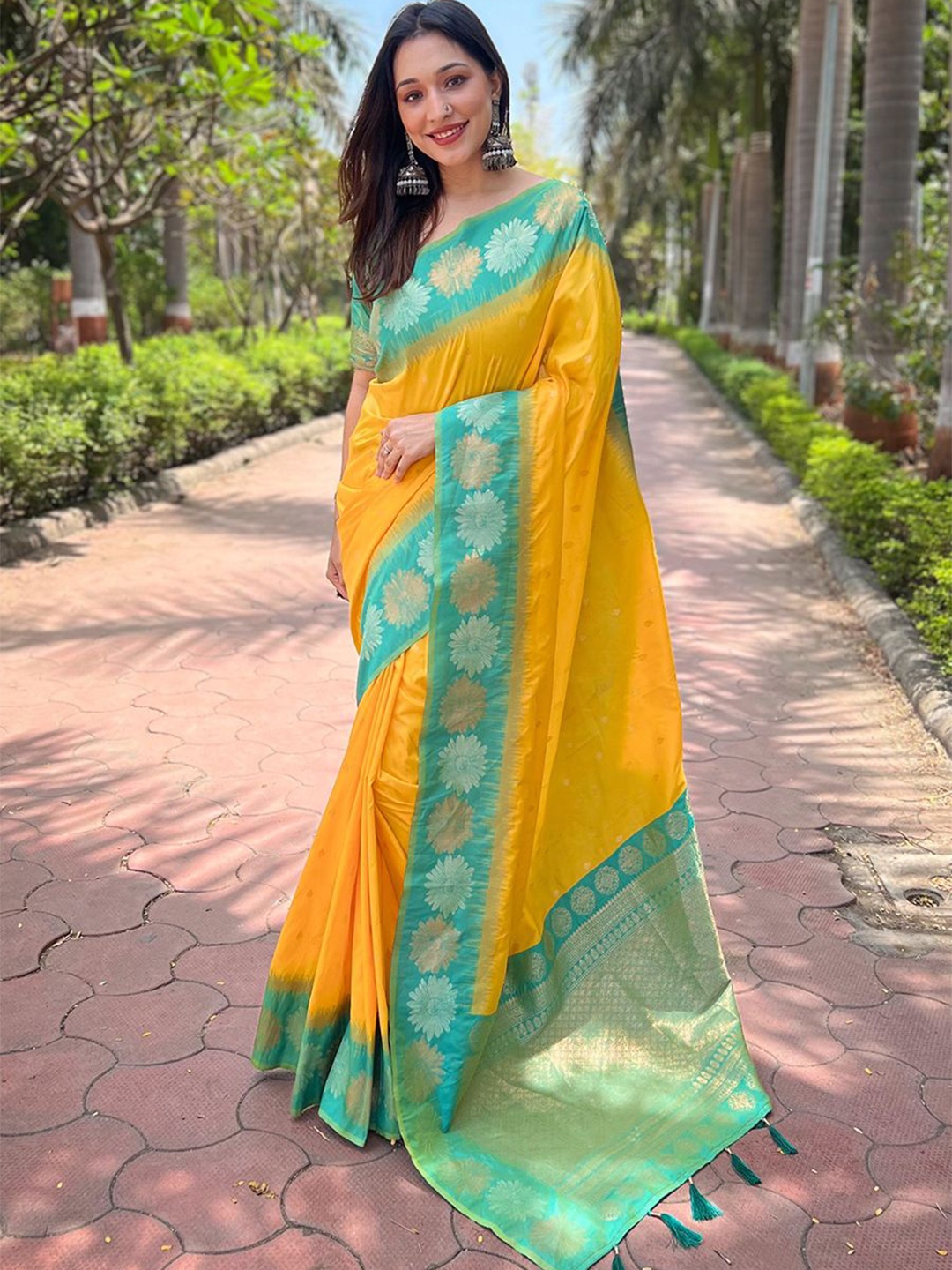 

DEVATITHI Woven Design Zari Silk Blend Banarasi Saree, Yellow