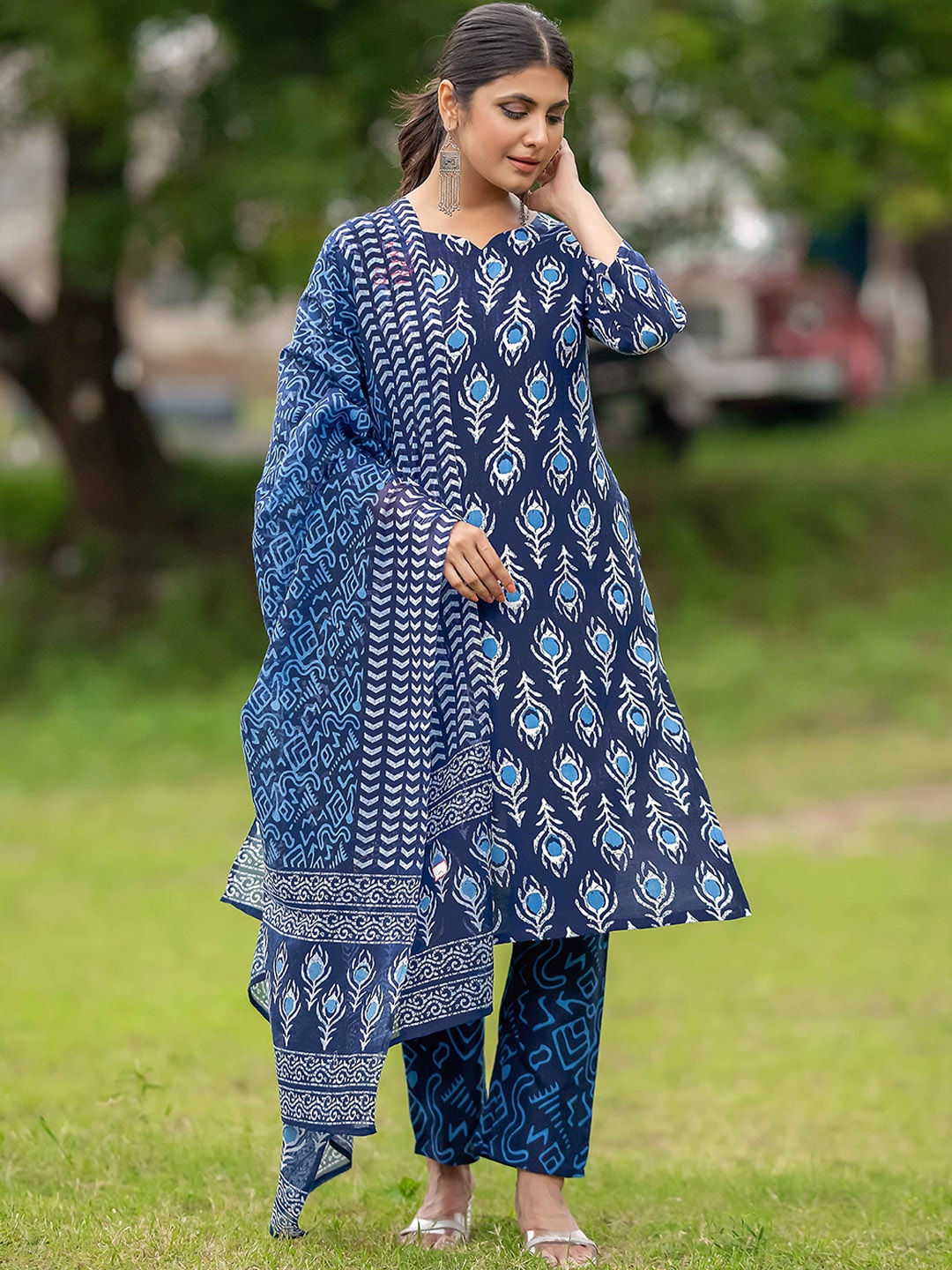 

Mesqlu Women Floral Printed Regular Kurti with Trousers & With Dupatta, Blue