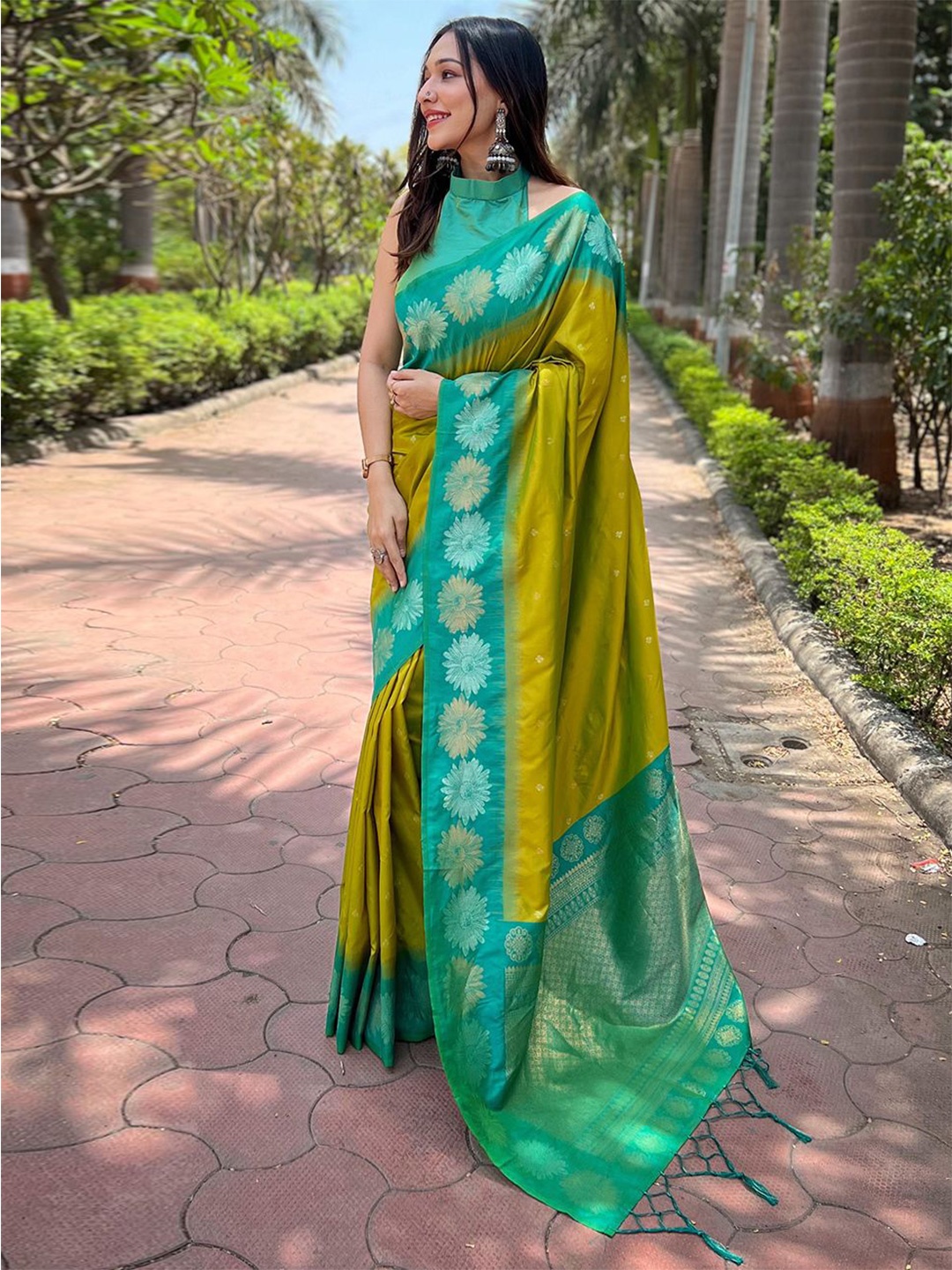 

DEVATITHI Woven Design Zari Silk Blend Banarasi Saree, Lime green