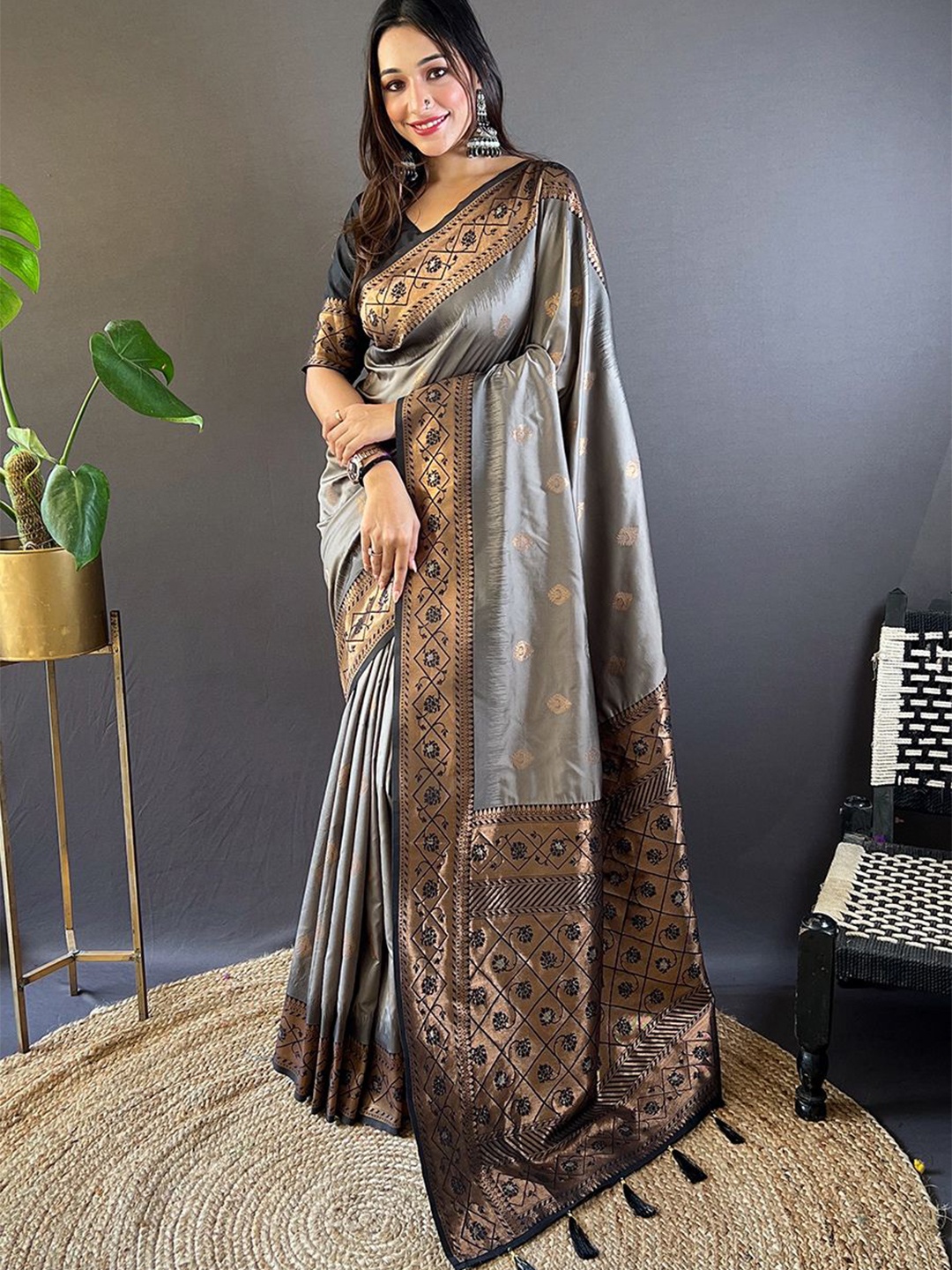 

DEVATITHI Woven Design Zari Silk Blend Banarasi Saree, Grey
