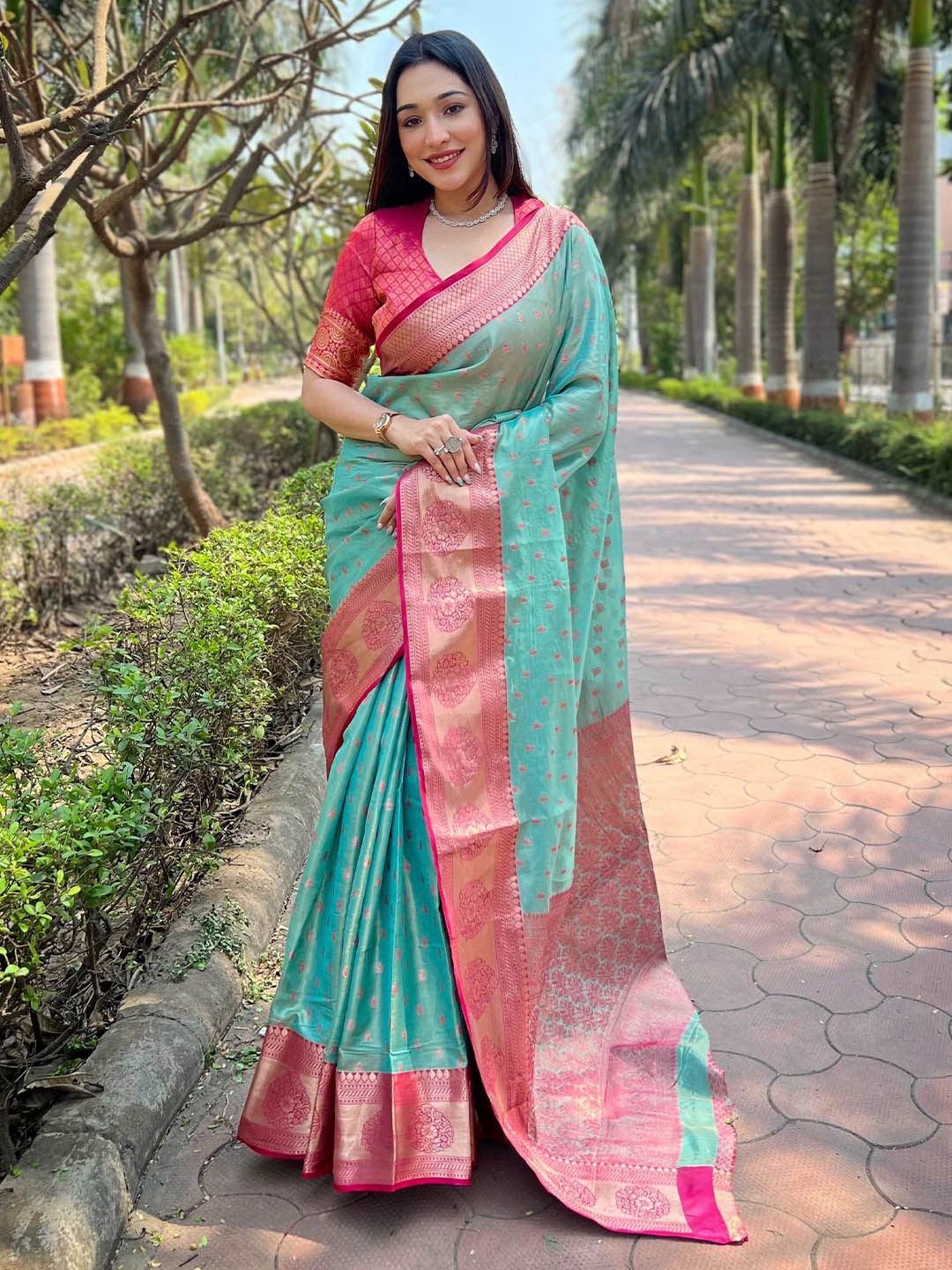 

DEVATITHI Woven Design Zari Silk Blend Kanjeevaram Saree, Blue