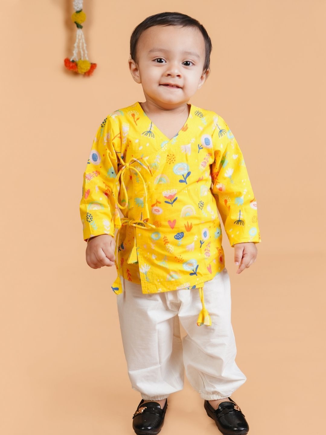 

MAMA AND PEACHES Kids Printed Pure Cotton Kurta & Trousers, Yellow