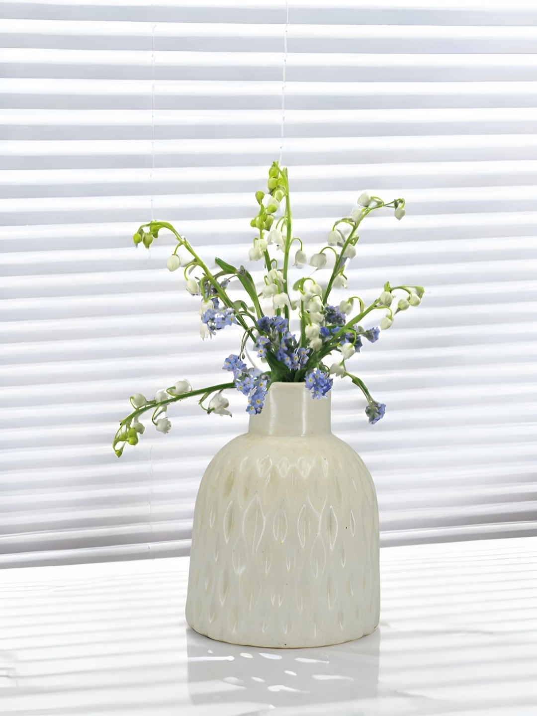 

The Decor Lane Off-White Textured Glossy Decorative Ceramic Flower Vase