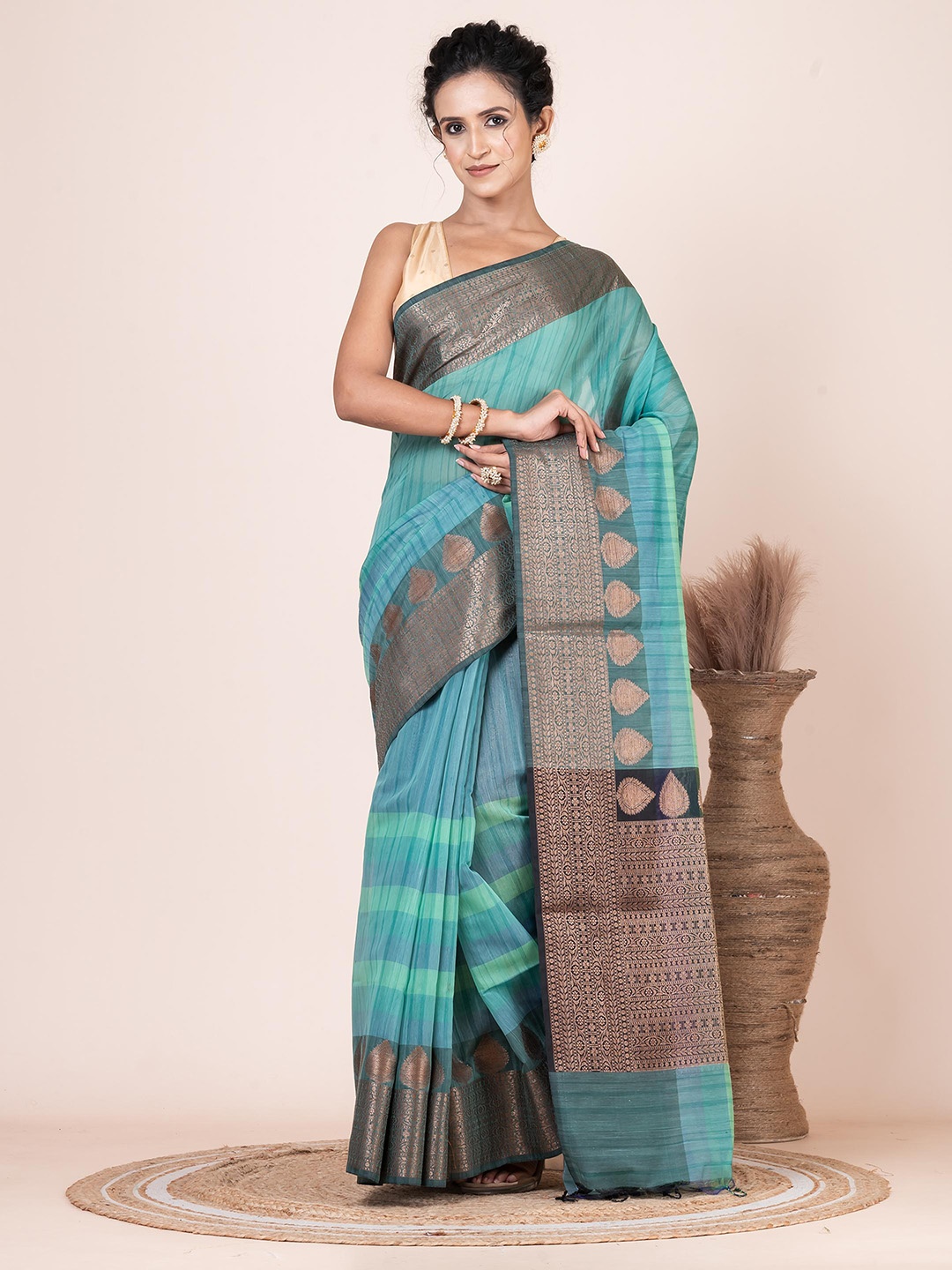 

VIBHAVARI Woven Design Zari Saree, Green
