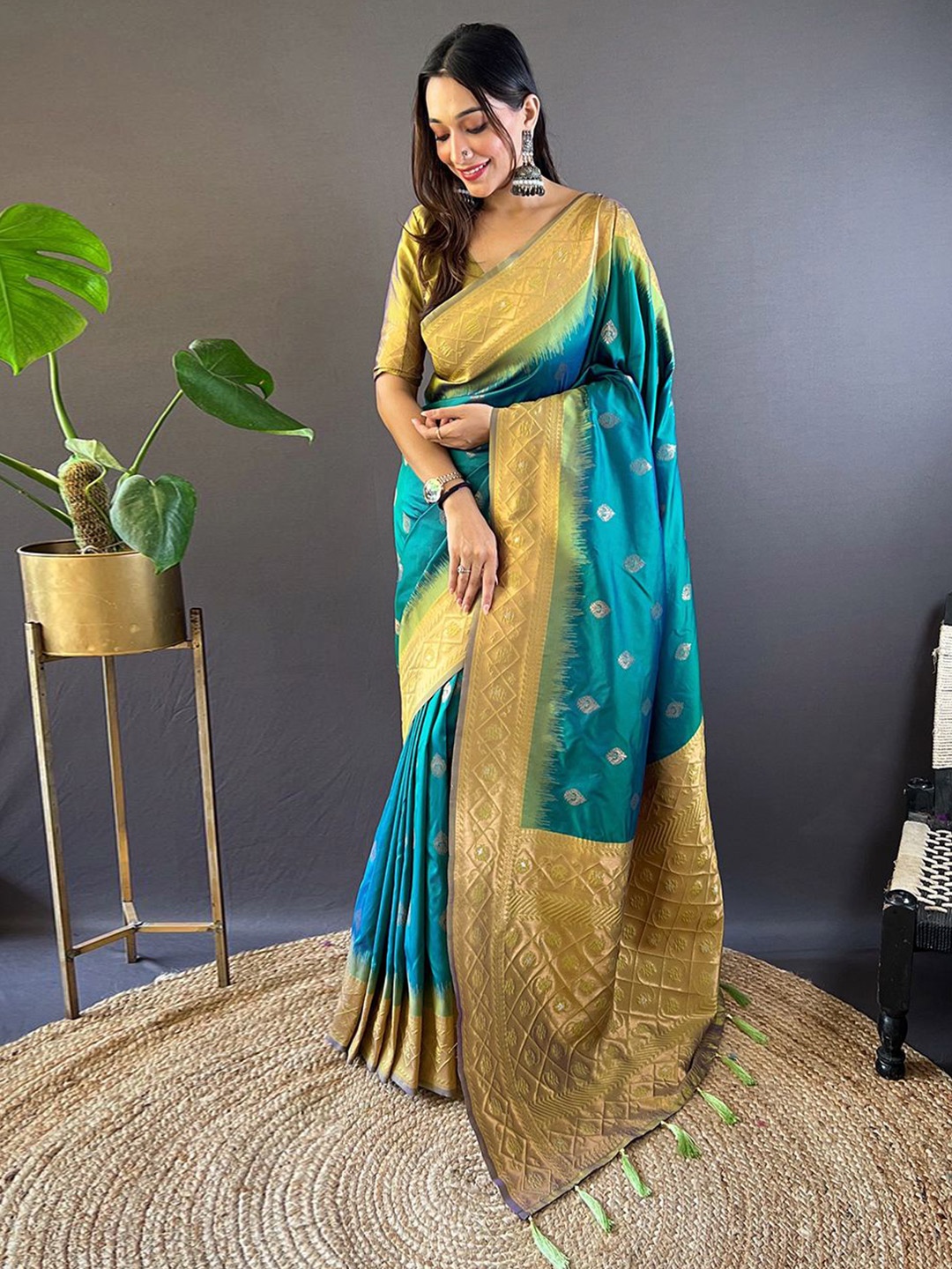 

DEVATITHI Woven Design Zari Silk Blend Banarasi Saree, Lime green