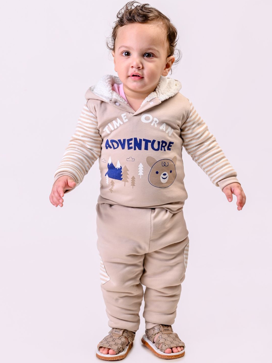 

MAMA AND PEACHES Kids Printed Sweatshirt and Trousers, Beige