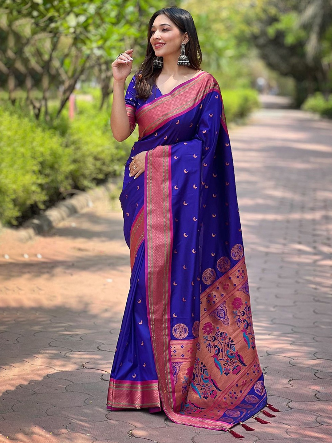 

DEVATITHI Ethnic Motifs Zari Silk Blend Paithani Saree, Violet