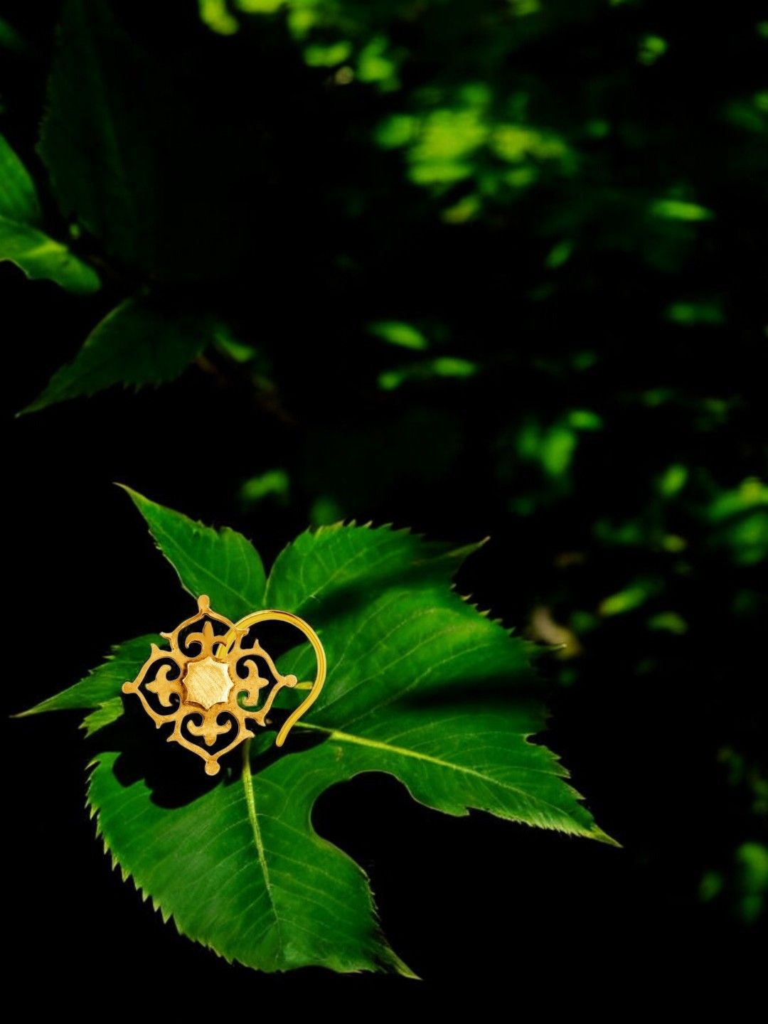 

Sangria Flower Bloom Stud Nosepin, Gold