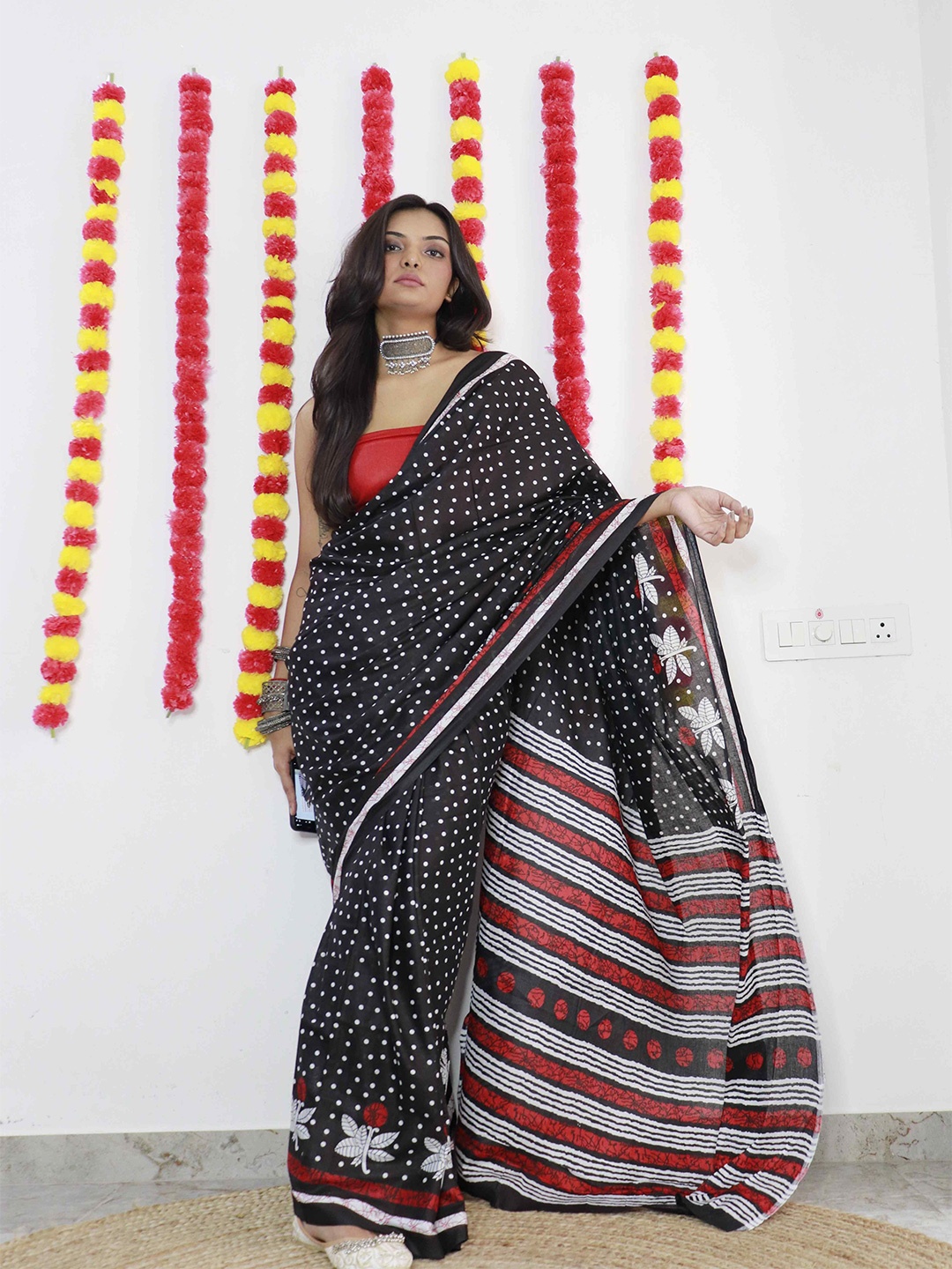 

HERE&NOW Polka Dots Printed Pure Cotton Bagru Saree, Black