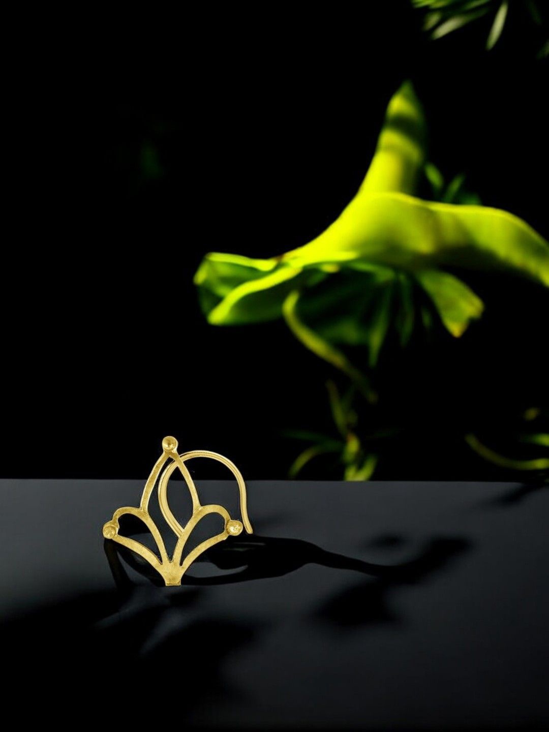 

Sangria Leaf Glimmer Stud Nosepin, Gold