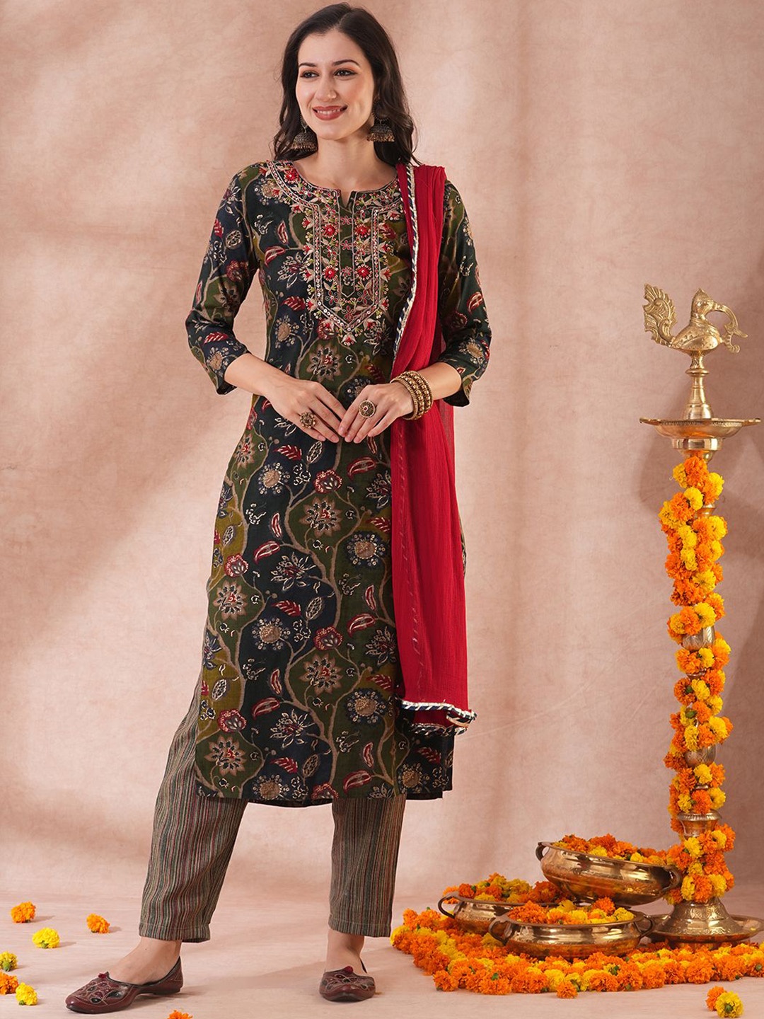 

FASHOR Green Floral Printed Round Neck Regular Sequinned Kurta With Trouser With Dupatta