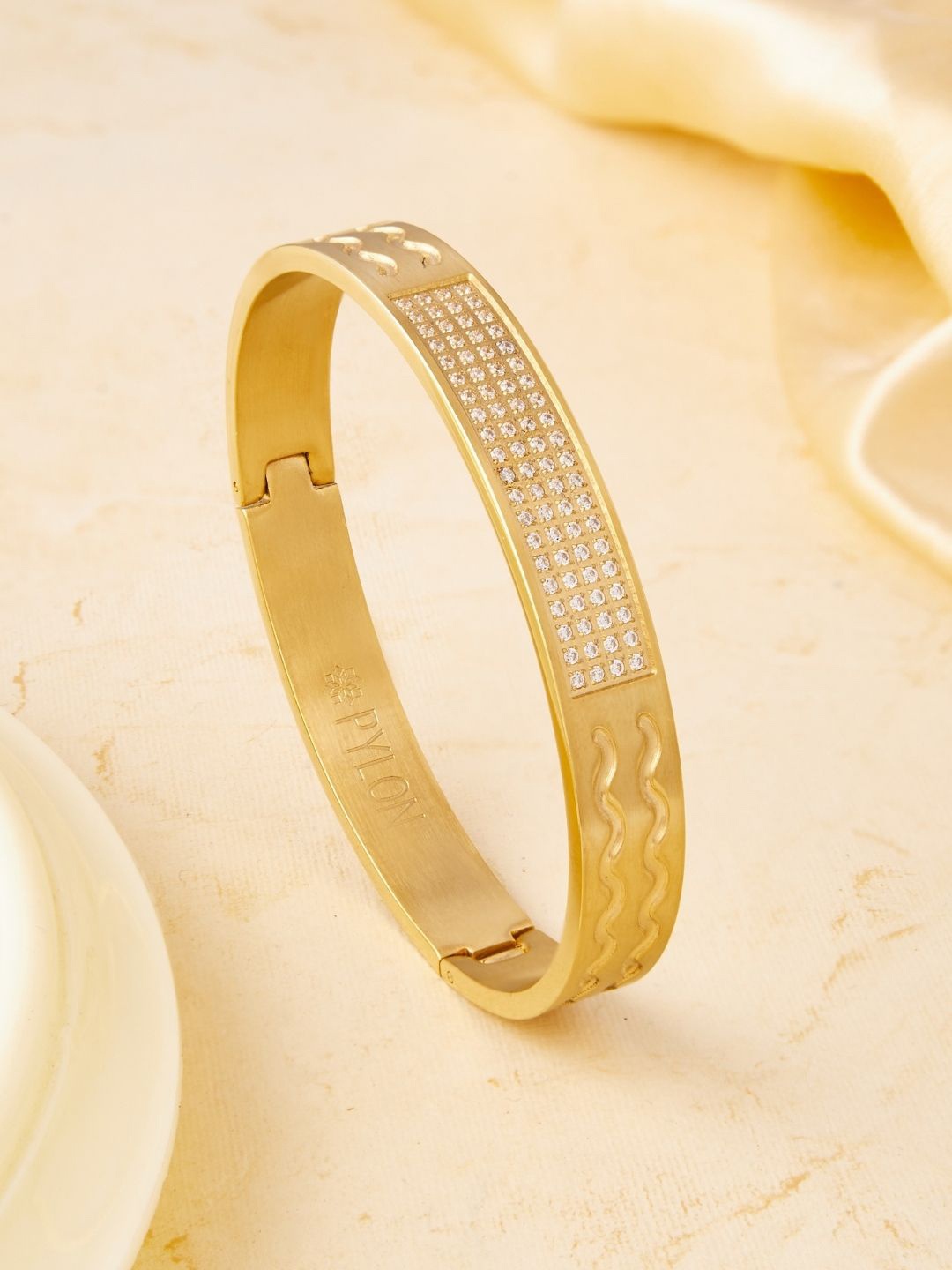 

PYLON Men American Diamond Kada Bracelet, Gold