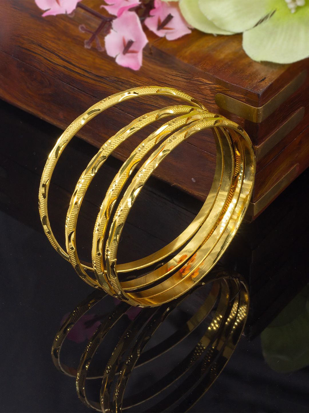 

PRIVIU Set Of 4 Gold-Plated Bangles