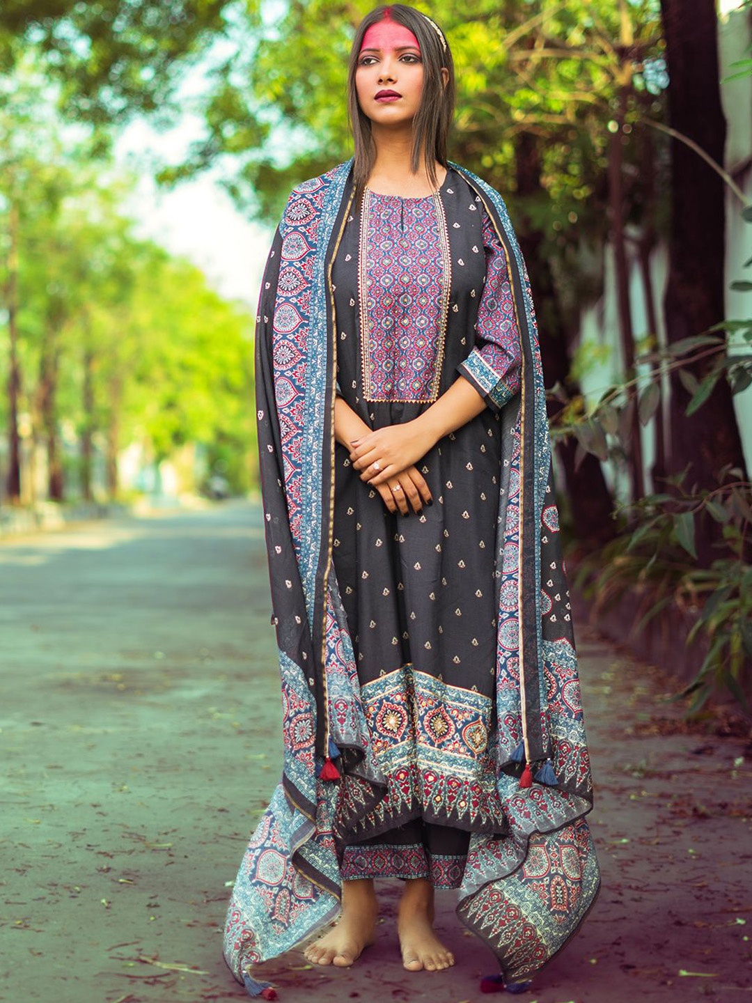 

EARTH O FAB Women Ethnic Motifs Printed Regular Pure Silk Kurta with Palazzos & With Dupatta, Black